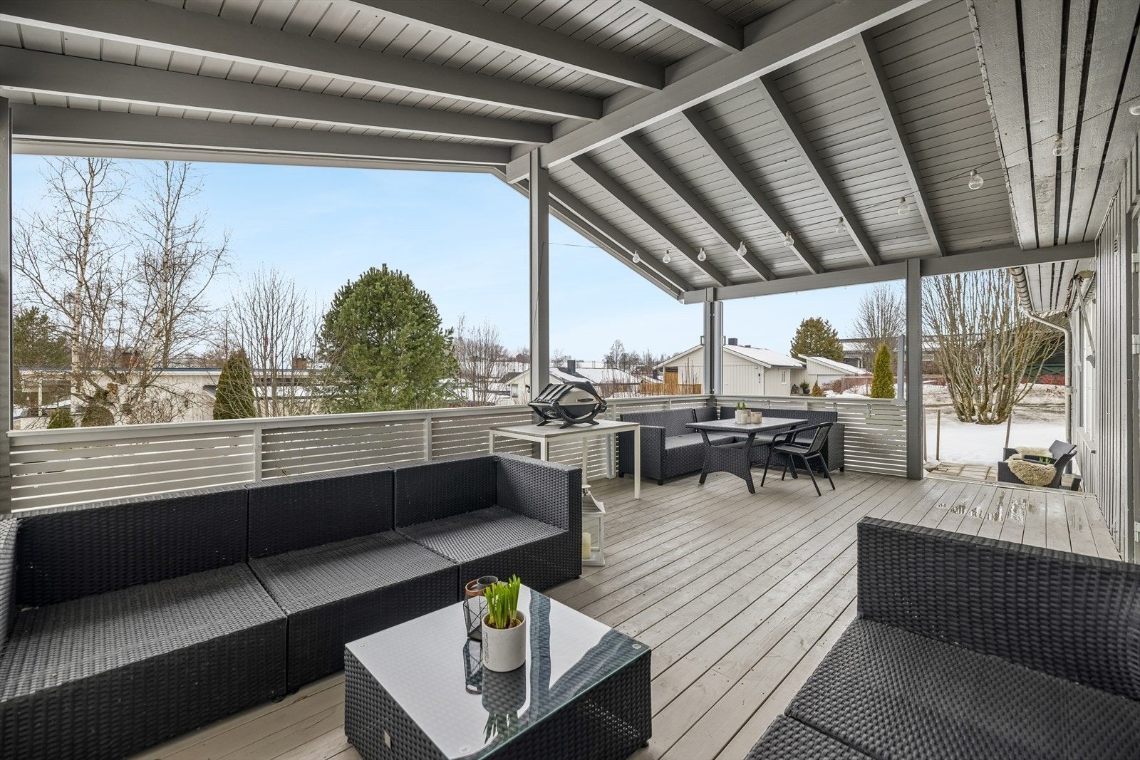 Stor terrasse med skjermet beliggenhet og gode solforhold. Galleribilde