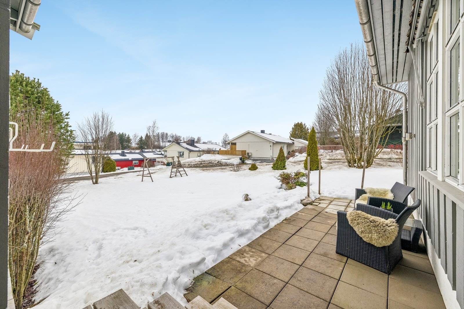 Uteområde med terrasse og utsikt over hage og nærområdet. Galleribilde