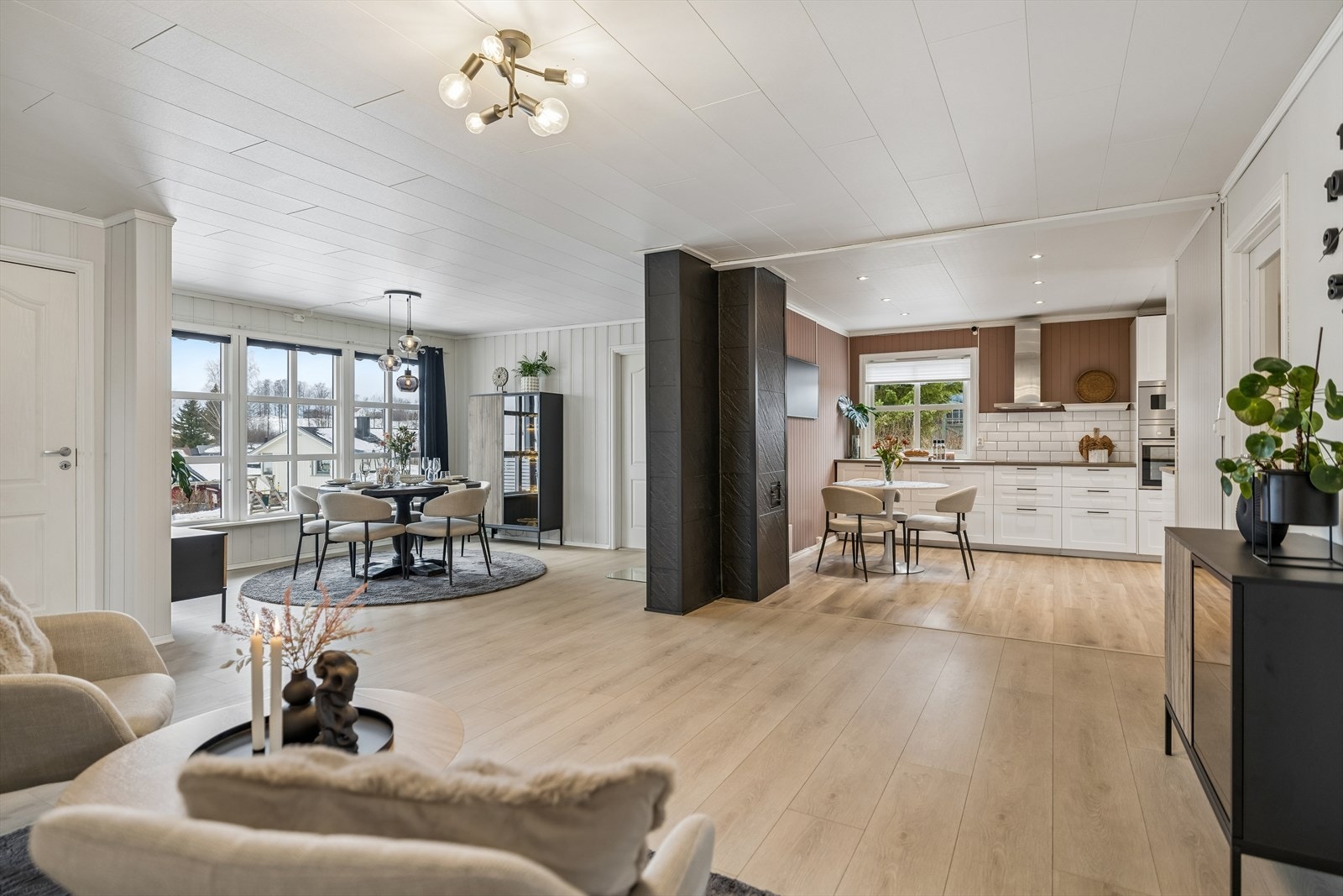 Åpen stue- og kjøkkenløsning med gode møbleringsmuligheter. Galleribilde