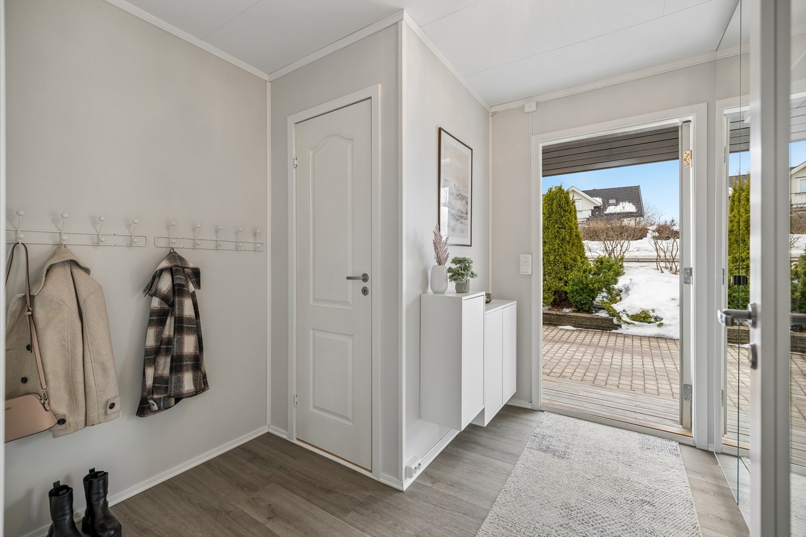 Lys og innbydende inngangssone med klikkvinyl gulv og eget gjeste toalett. Galleribilde