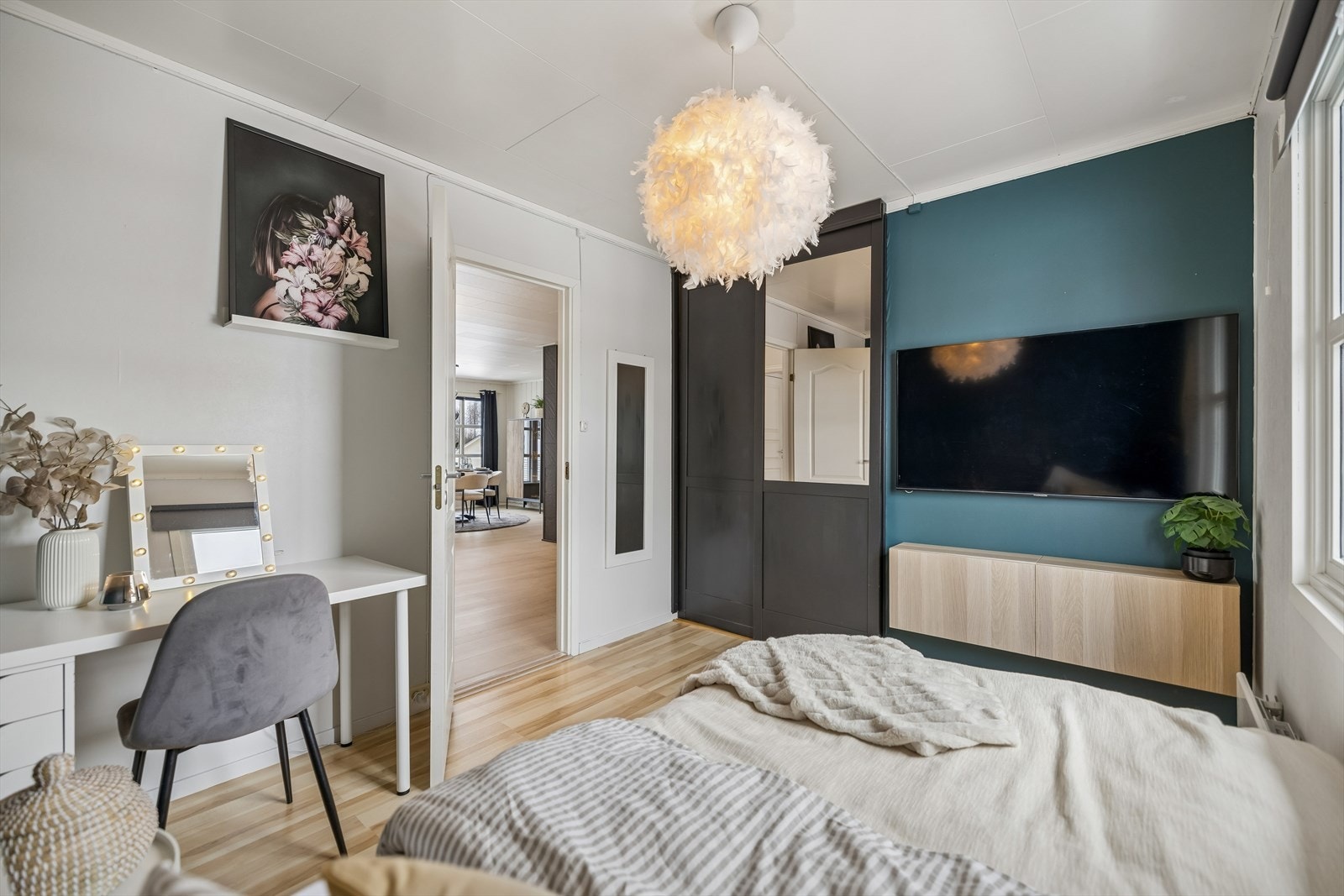 Soverom med god plass til seng og garderobeløsninger. Galleribilde