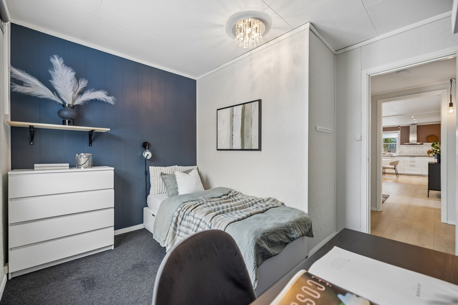 Soverom med gode lysforhold og plass til oppbevaring. Galleribilde