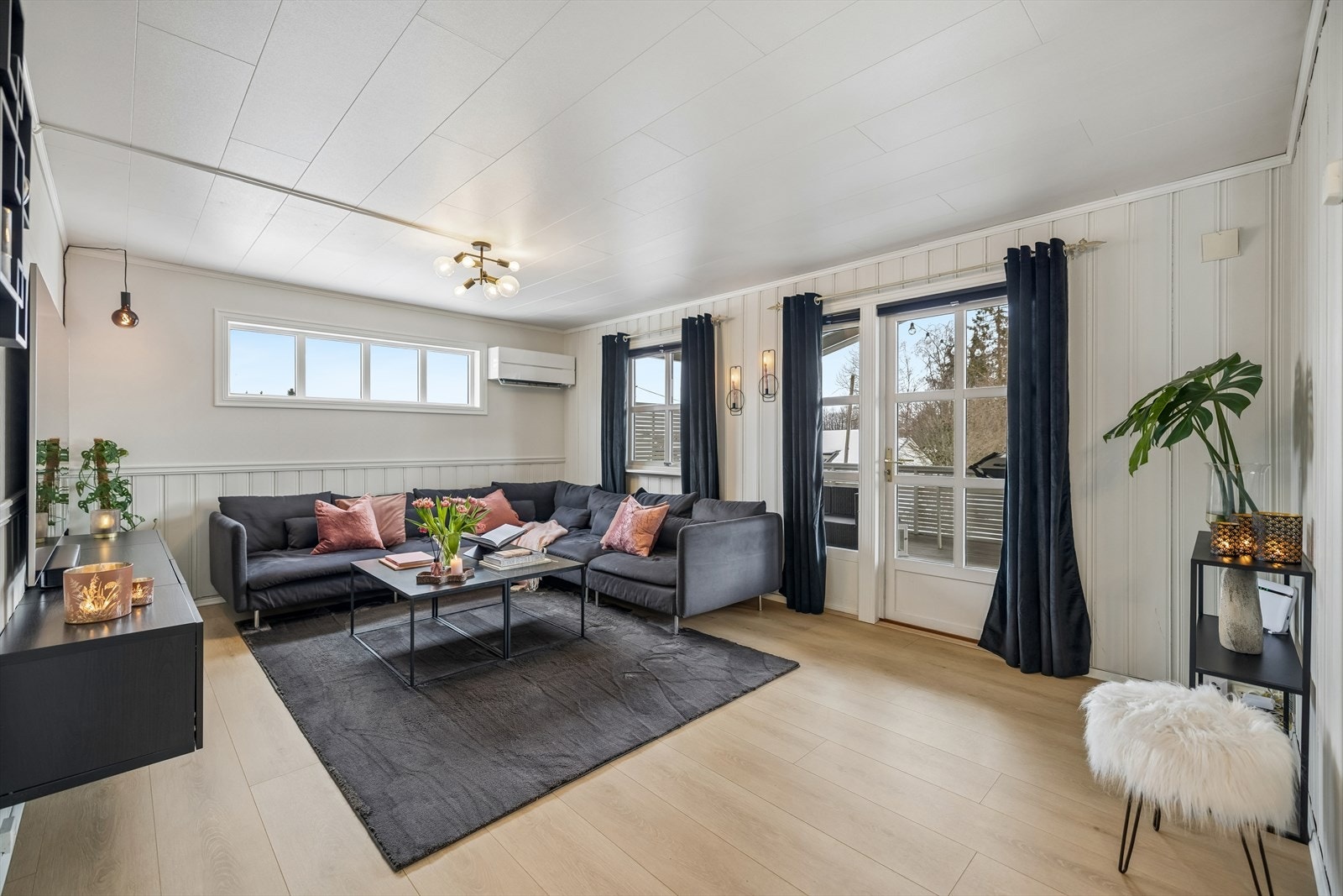 Stue med utgang til uteareal og gode møbleringsmuligheter. Galleribilde