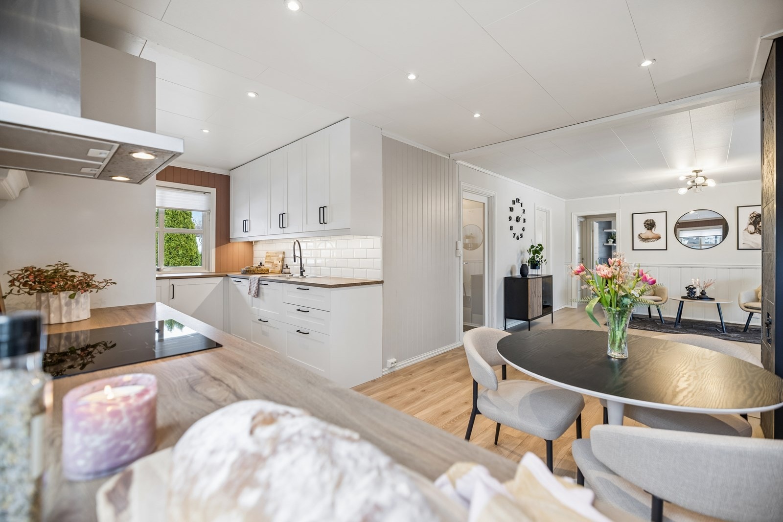 Åpen løsning mellom kjøkken og oppholdsrom som gir gode sosiale soner. Galleribilde