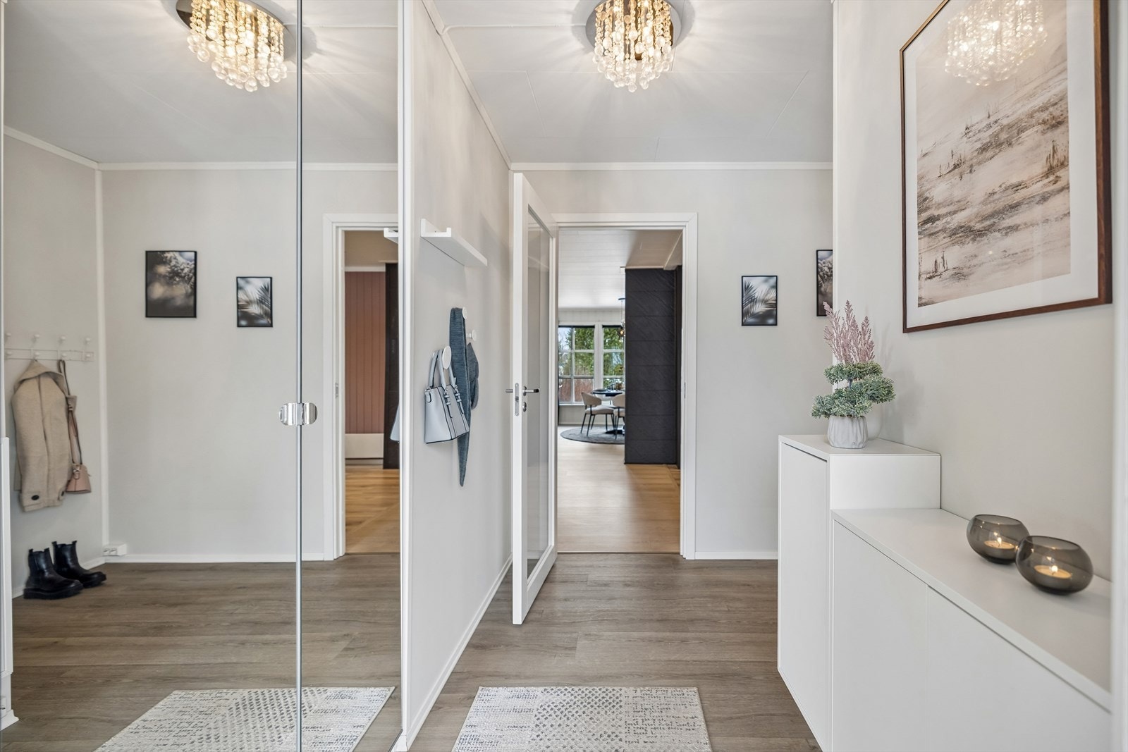 Romslig gang med gode oppbevaringsmuligheter og lyse overflater. Galleribilde