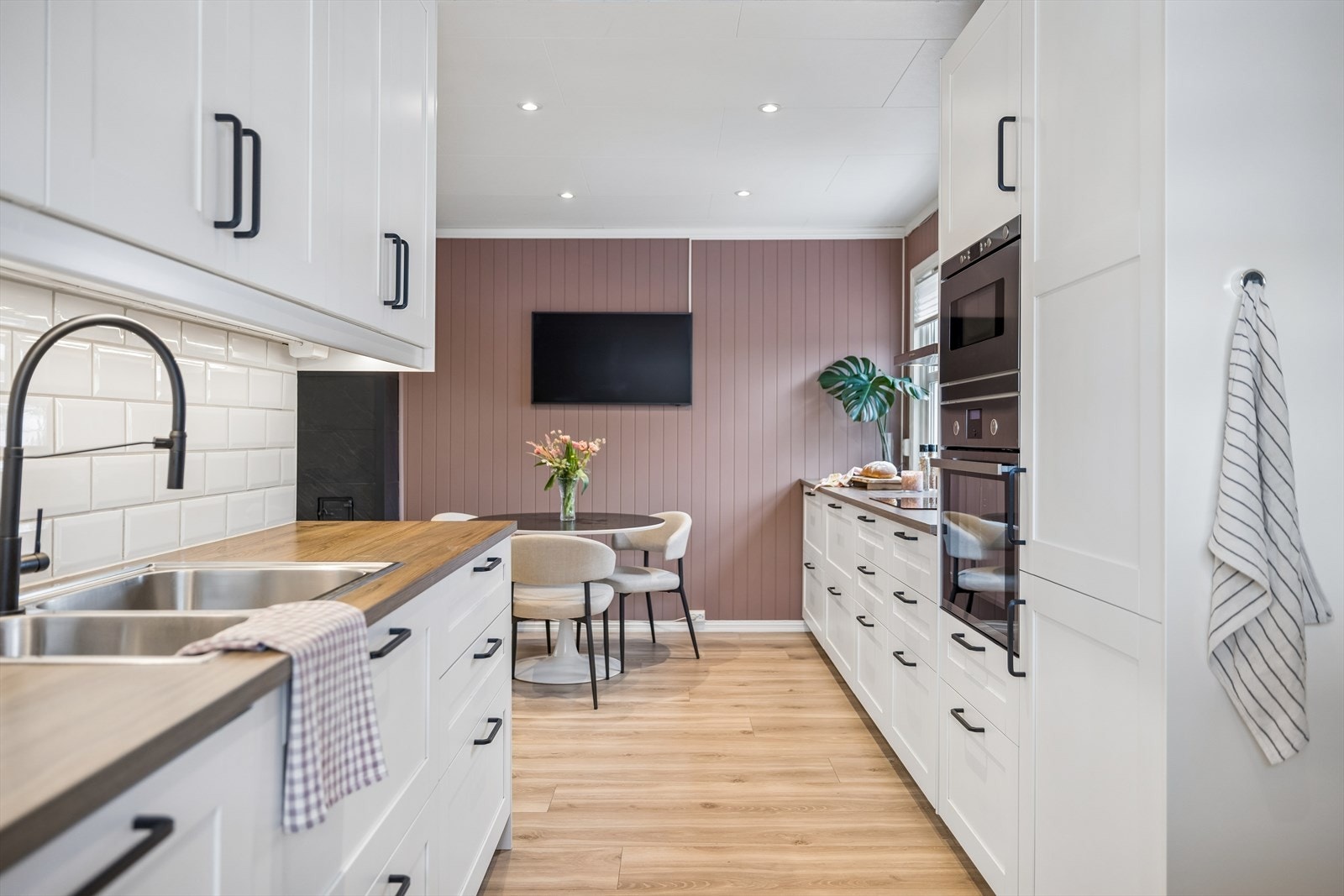 Praktisk kjøkken med innredning fra 2016, integrerte hvitevarer og gode arbeidsflater. Galleribilde