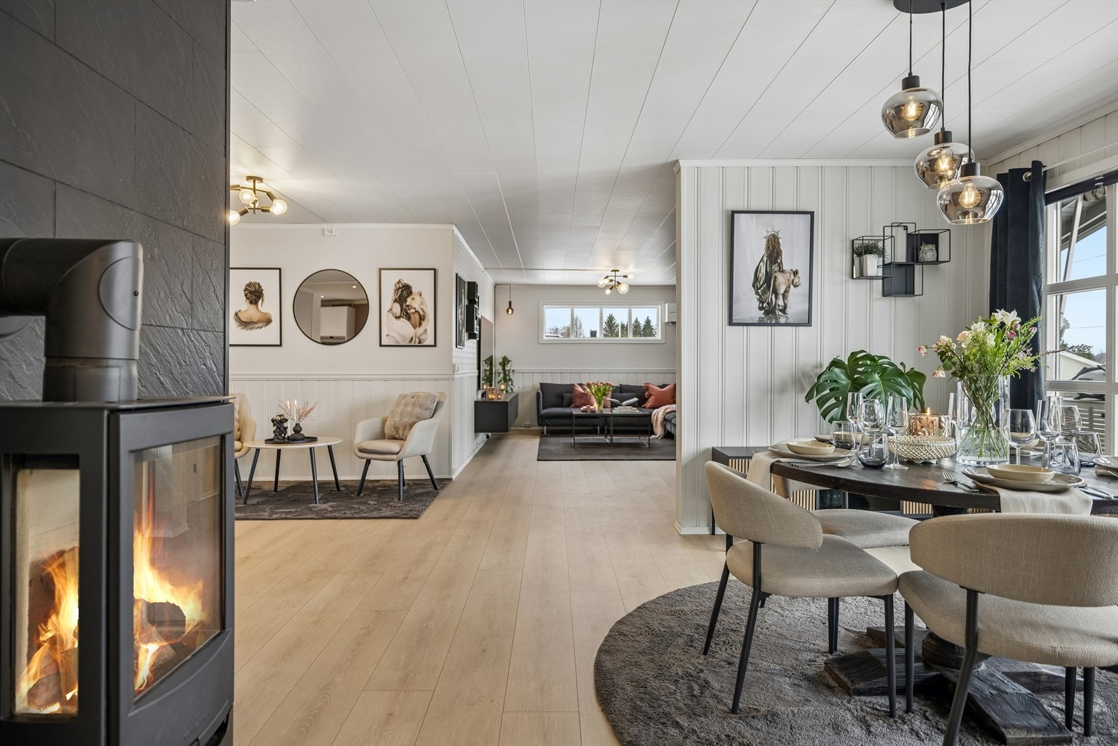 Stue med vedovn og god plass til både spise- og sittegruppe. Galleribilde