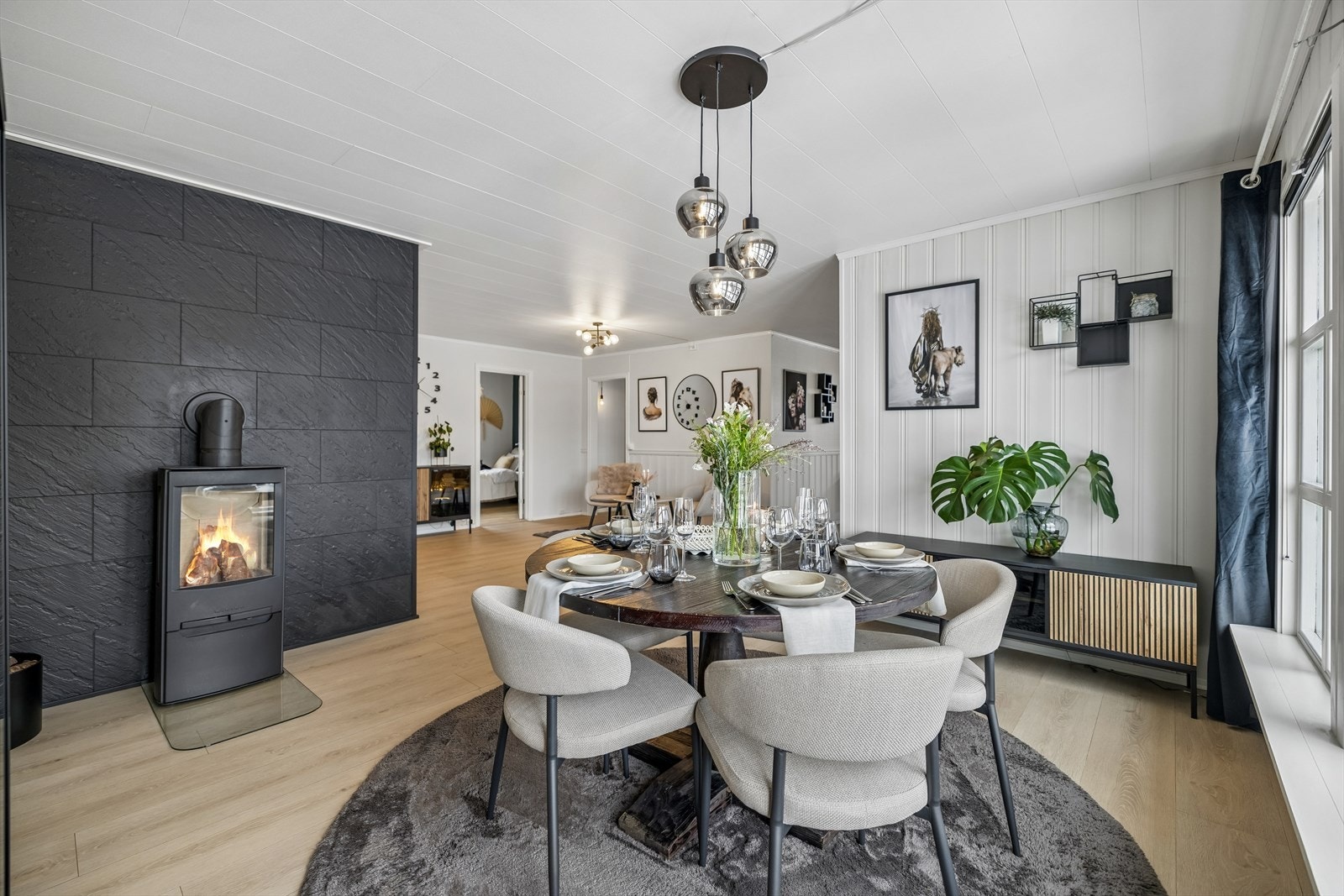 Spisestue i tilknytning til kjøkken og stue. Galleribilde