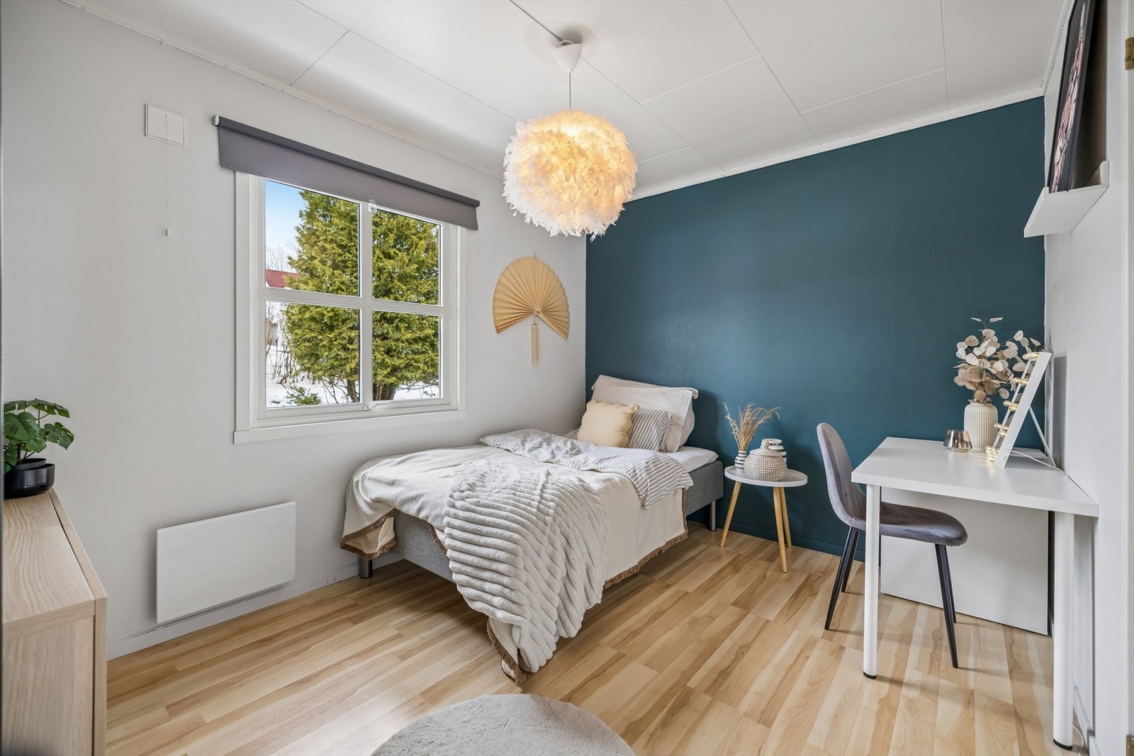 Romslig soverom med laminat på gulv og gode møbleringsmuligheter. Galleribilde