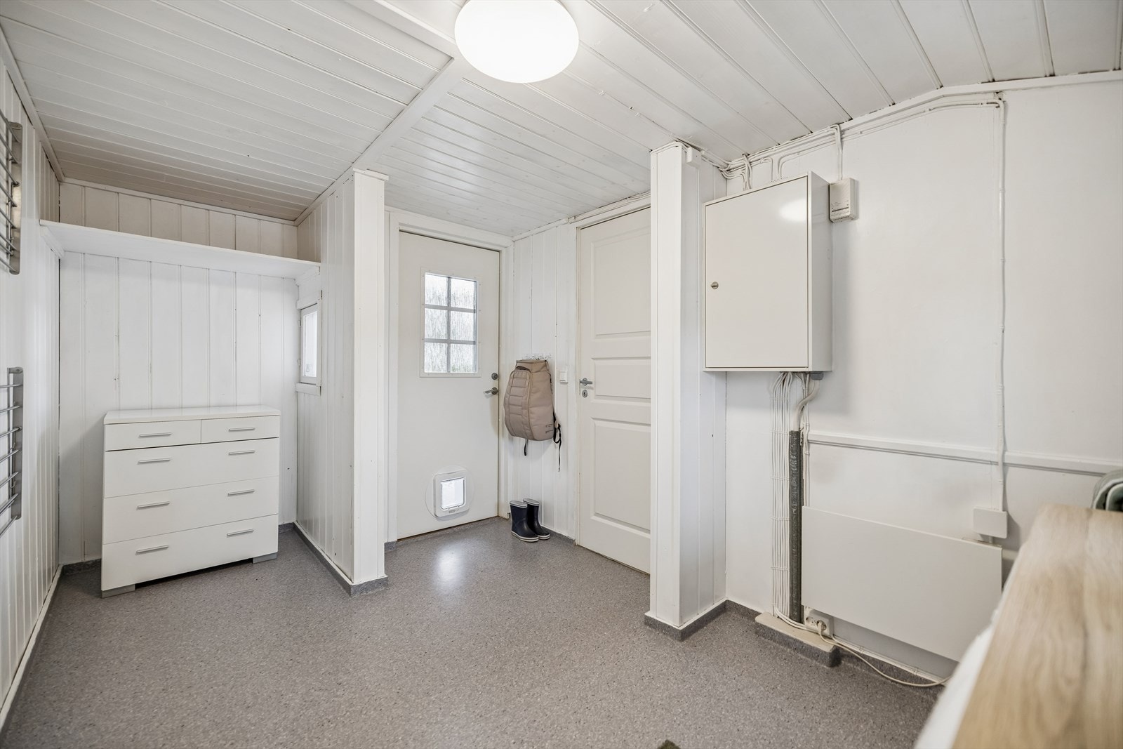 Vaskerom med egen inngang, praktisk løsning med opplegg for vaskemaskin og tørketrommel samt plass til oppbevaring av yttertøy og sko. Galleribilde