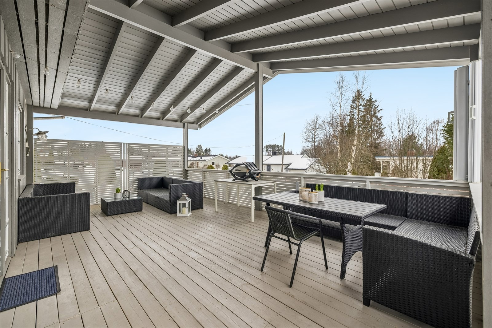 Overbygget terrasse med god plass til utemøbler og sosiale sammenkomster. Galleribilde