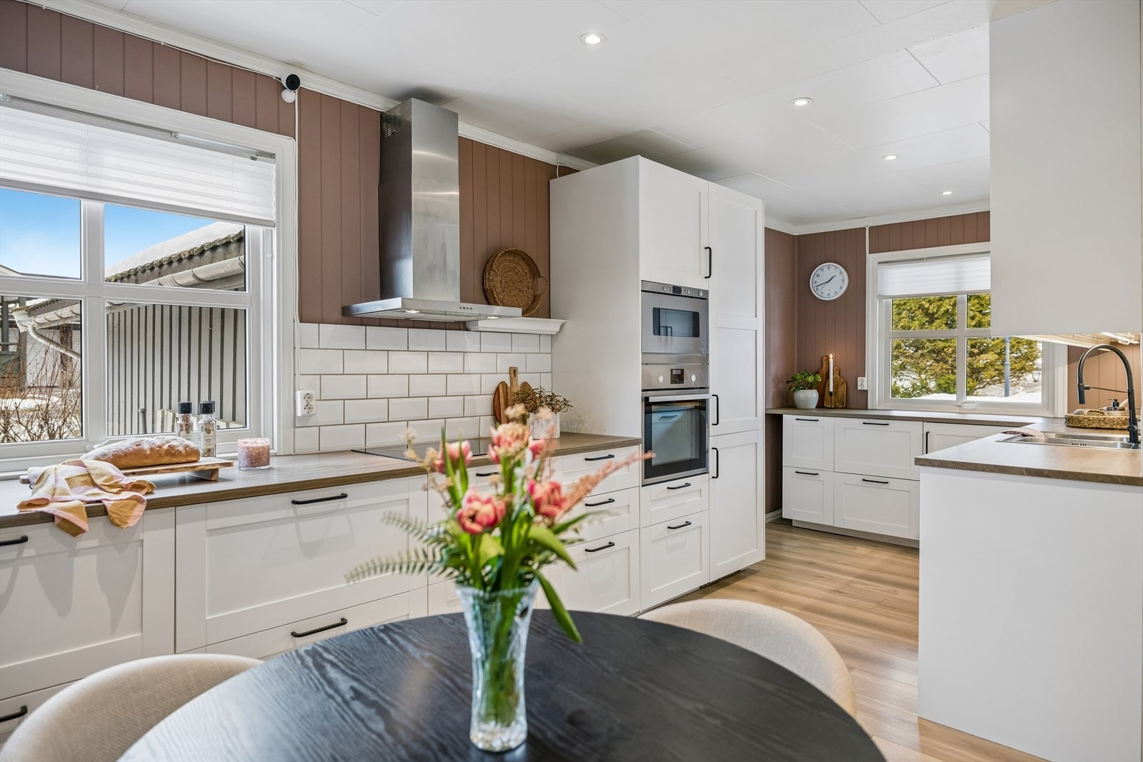 Romslig kjøkken med gode oppbevaringsmuligheter. Galleribilde