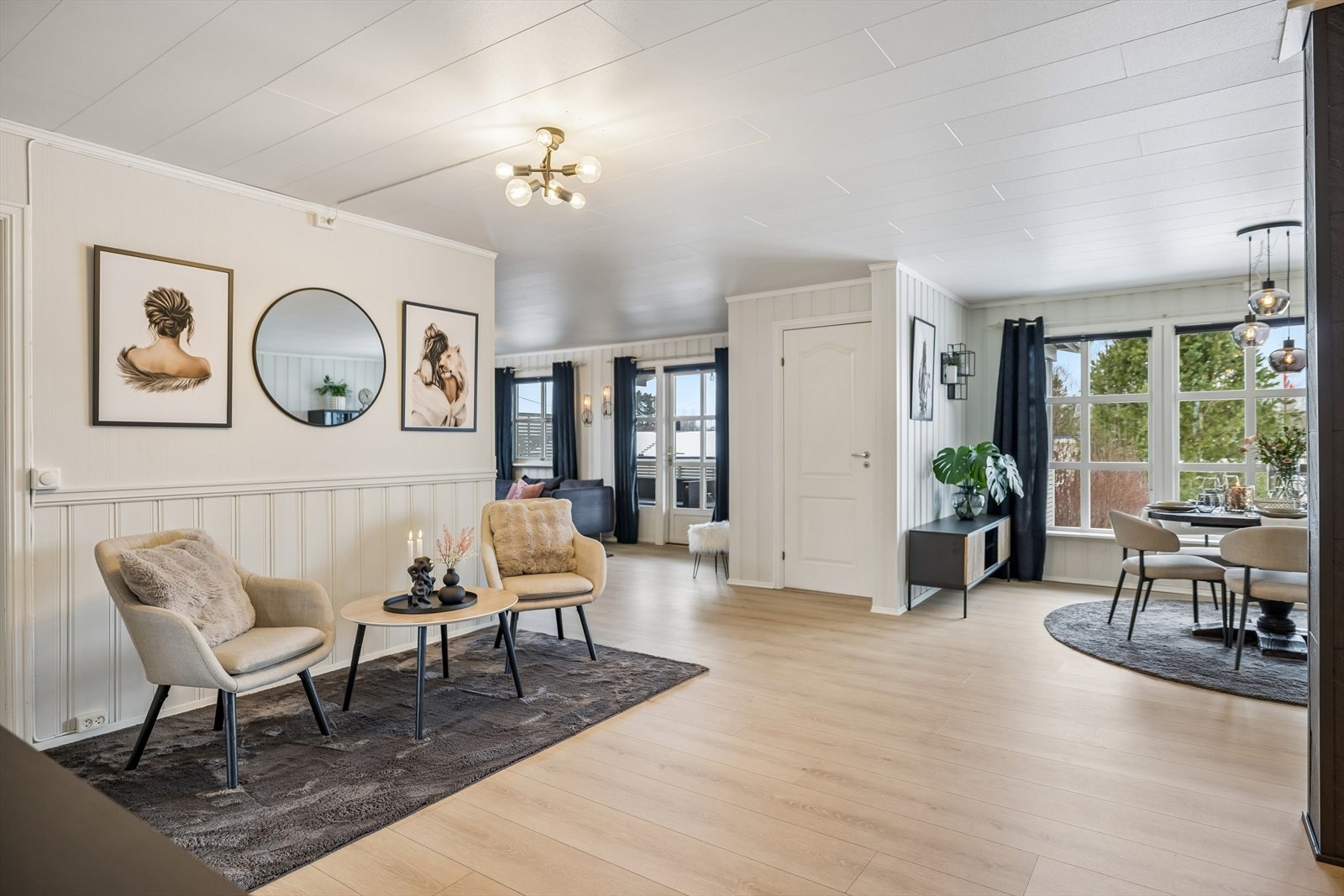 Romslig oppholdsrom med pent gulv og gode lysforhold. Galleribilde