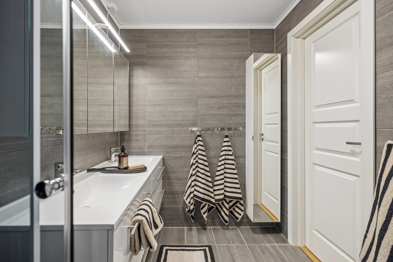 Romslig bad med moderne uttrykk og god belysning. Galleribilde