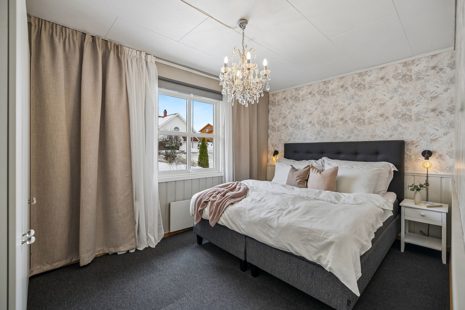 Soverom med vindu som gir godt naturlig lysinnslipp. Galleribilde