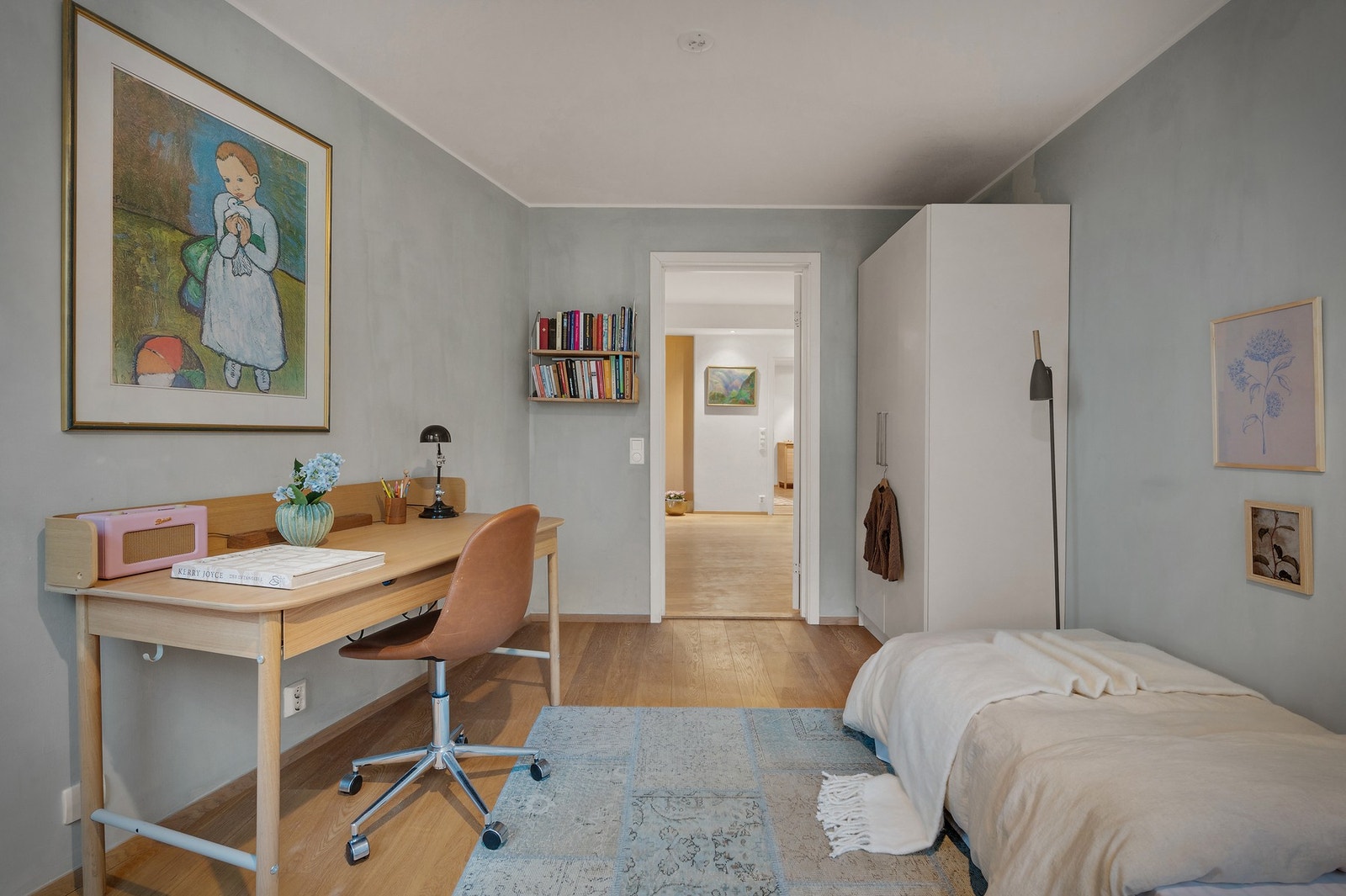 Arealet er satt opp slik at man kan ha stor seng, kontorpult og stort garderobeskap. Galleribilde