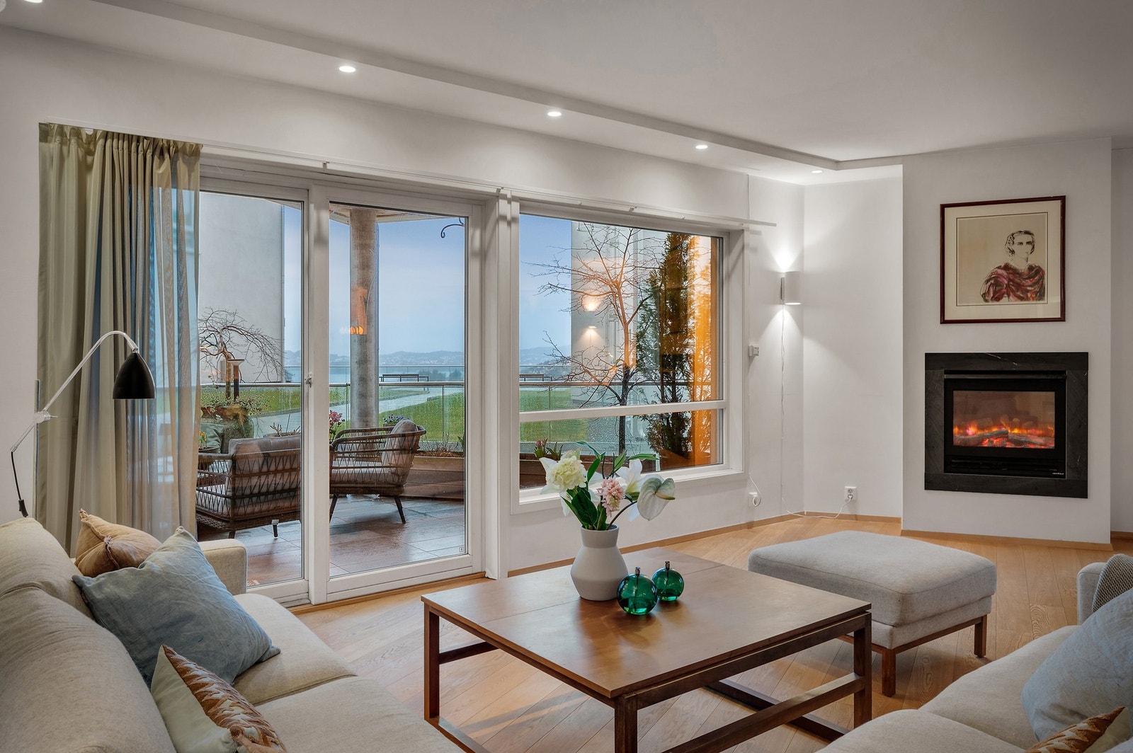 Lun 1-stavs eikeparkett på gulv, med vannbåren gulvvarme i hele stue/kjøkken arealet. Galleribilde