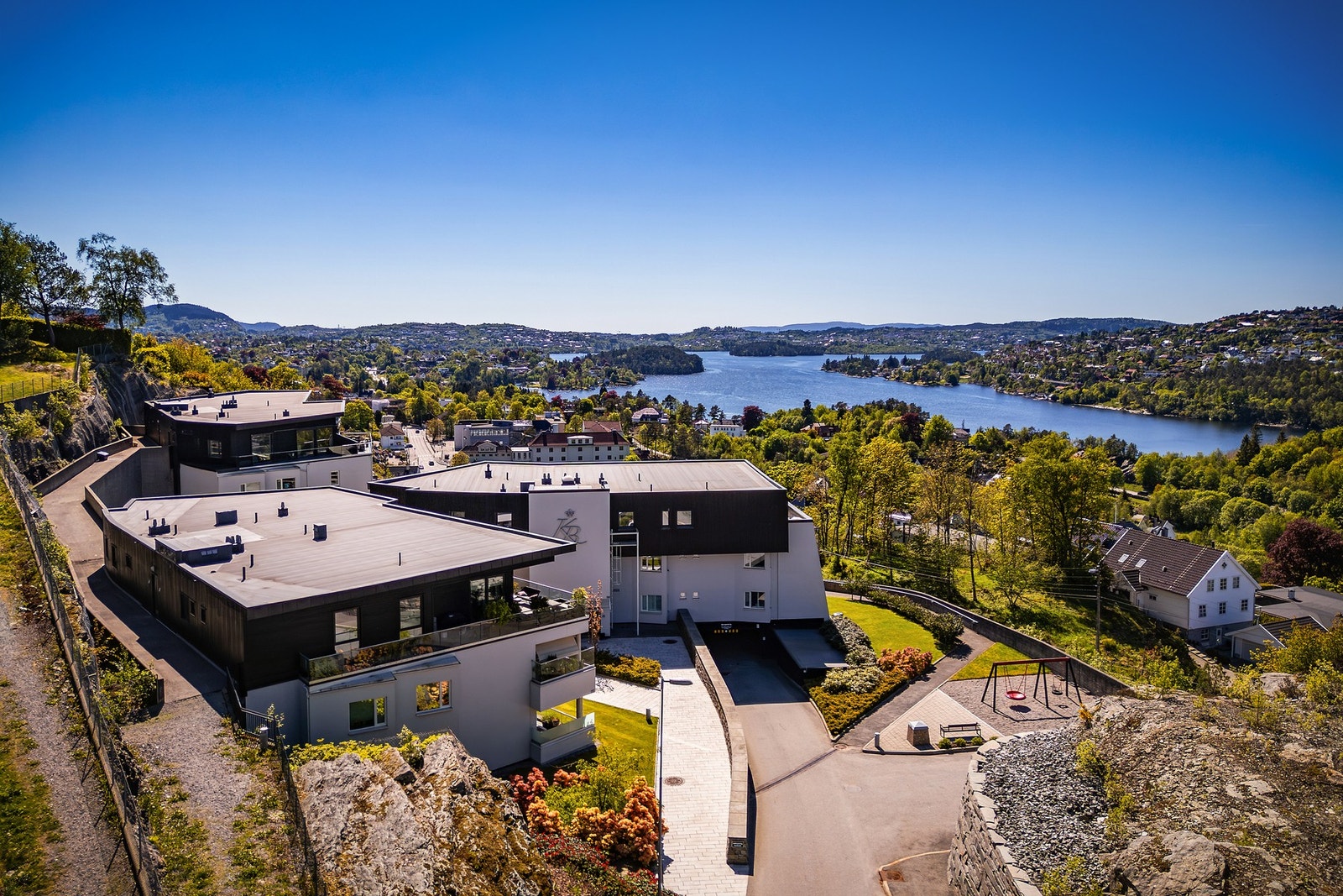 Ettertraktet sameie med innkjørsel til garasjen i forkant. Her er det også gjesteparkeringer. Galleribilde