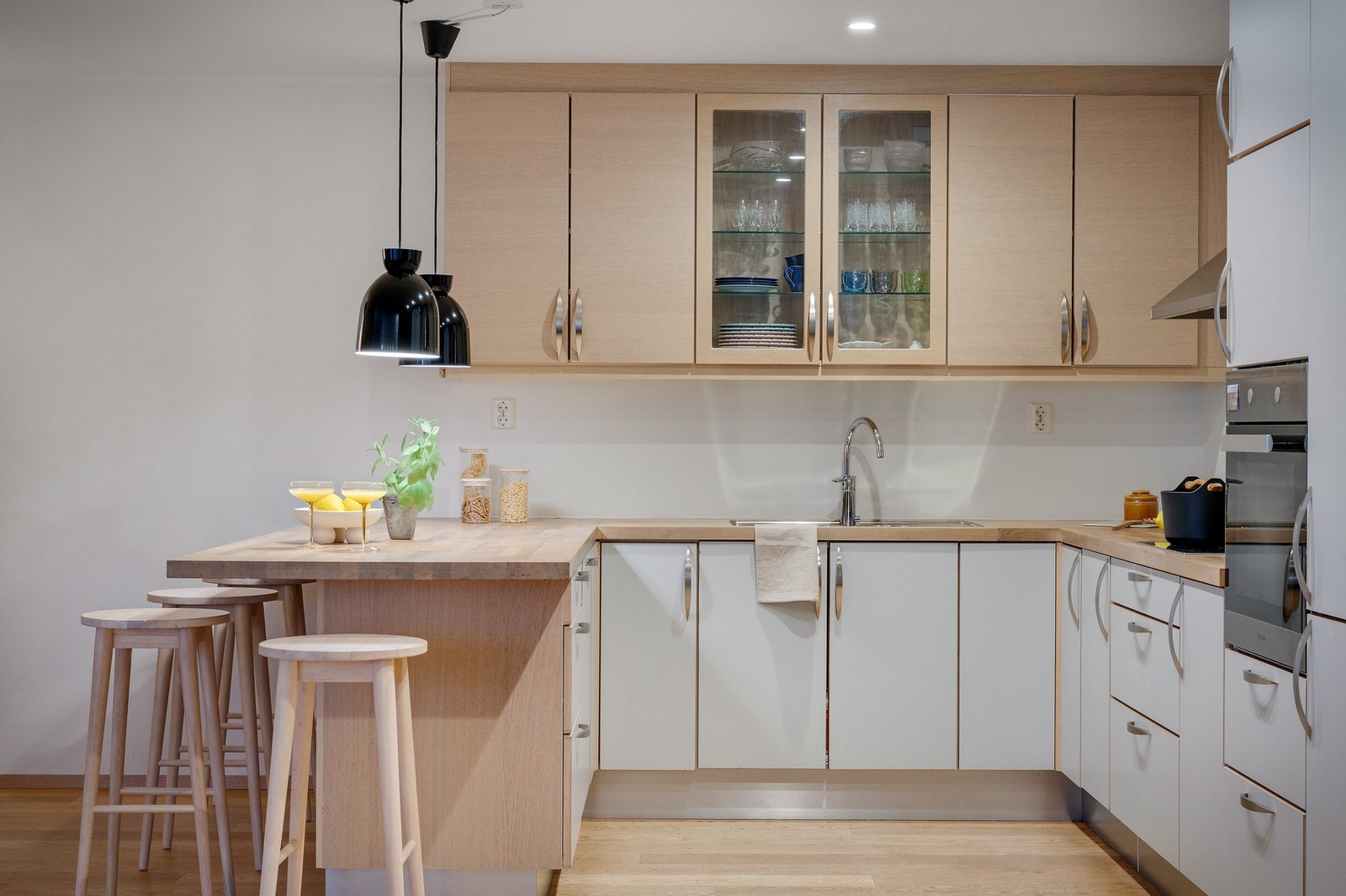 Legg merke til all plassen for matlaging med "halv-øy", og benkeplate i lyst heltre. Galleribilde