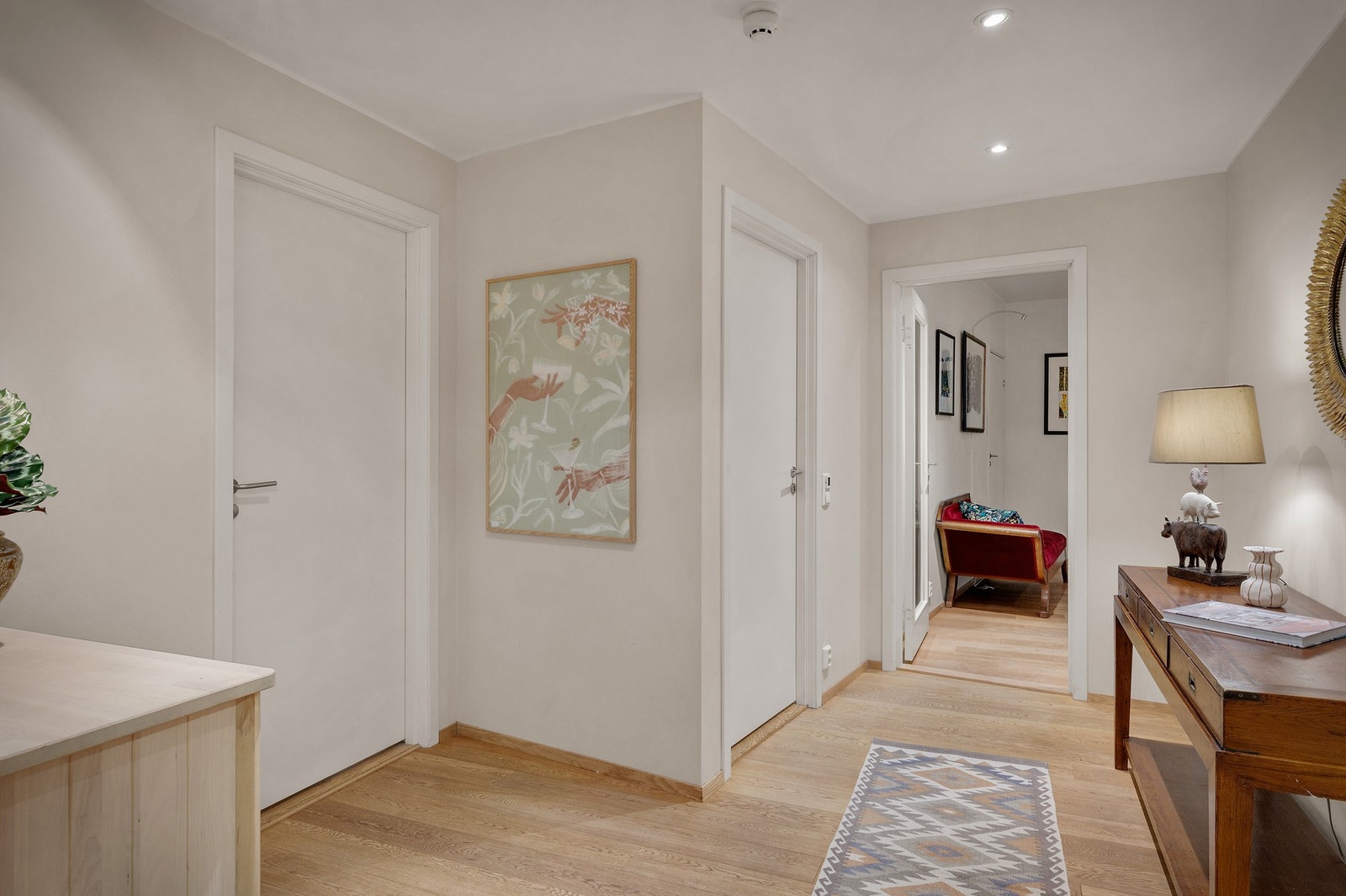 Dør til venstre i bilde viser inn til bod/garderoberom/teknisk rom Galleribilde