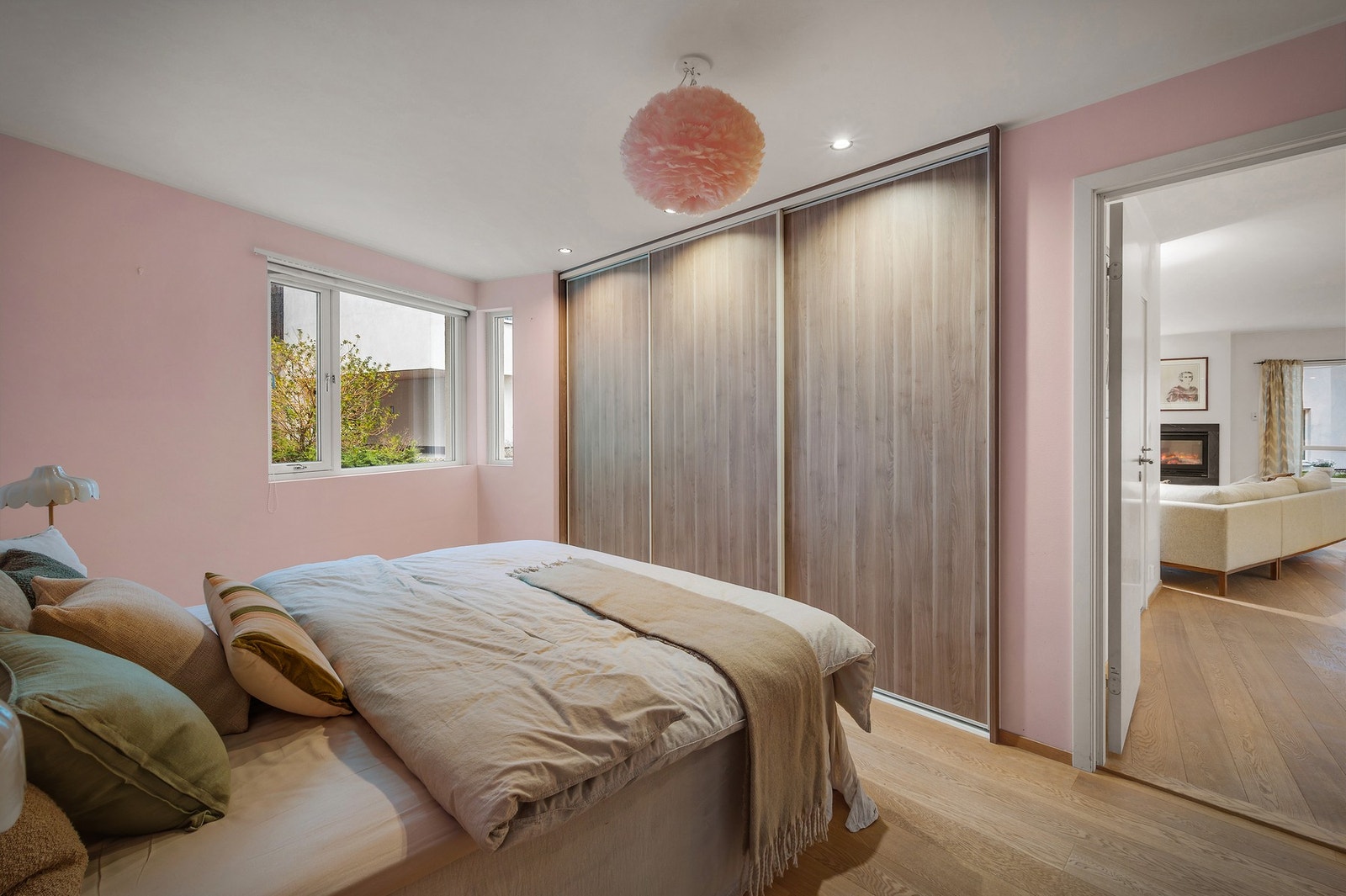 Skyvedører på garderoben som står i stil med det flotte parkettgulvet. God gjennomført følelse. Galleribilde