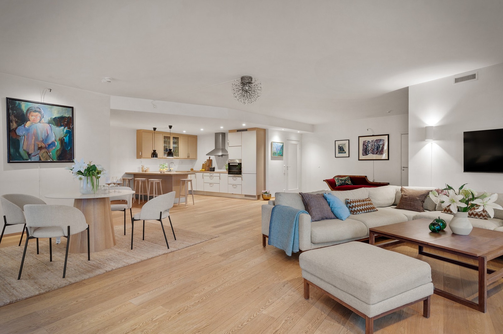 Det er balansert ventilasjonsanlegg med varmegjenvinning. Galleribilde