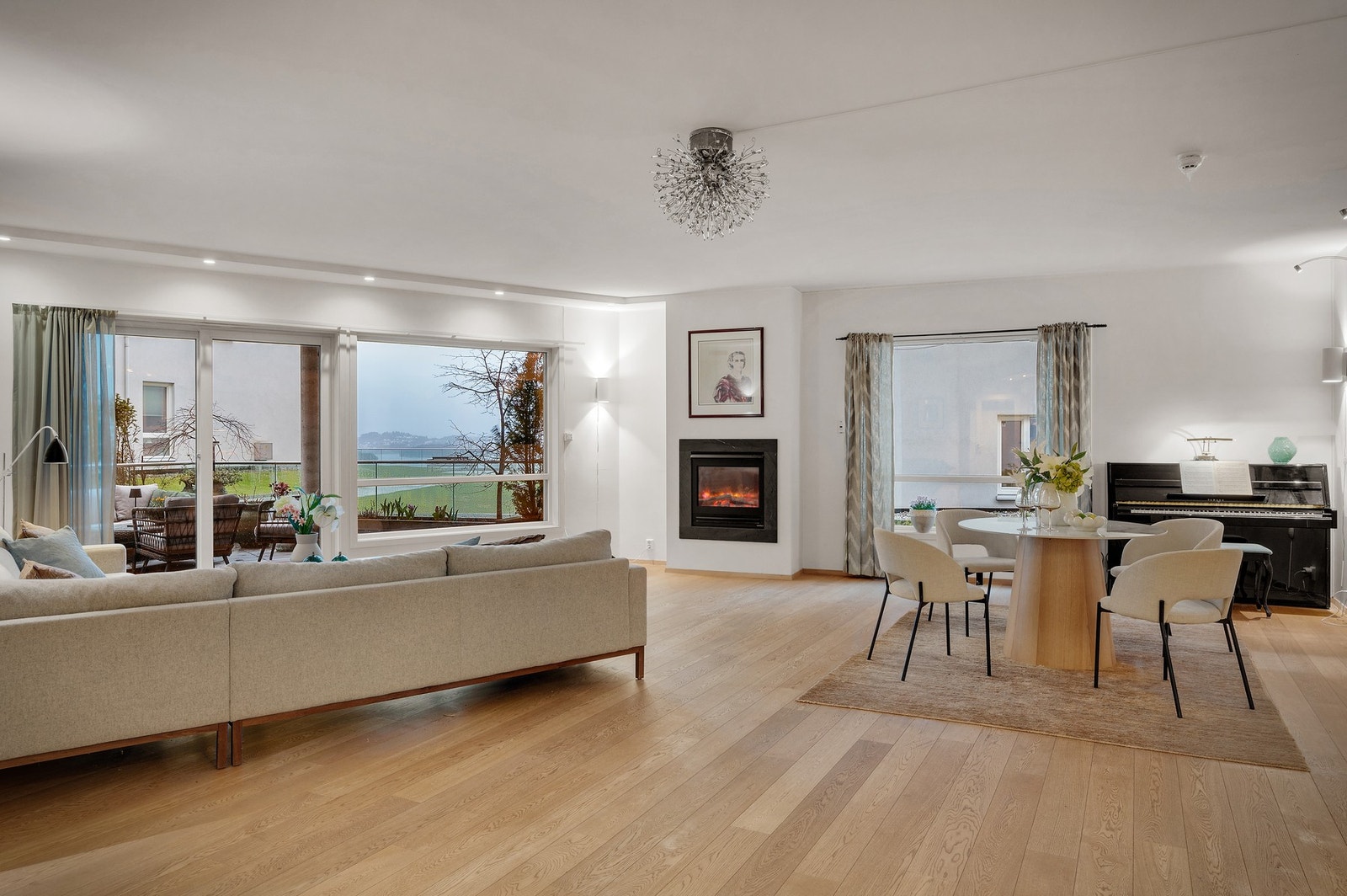 Utsikten nytes fra sofakroken med varmen fra gasspeis på vinter/høst. Galleribilde