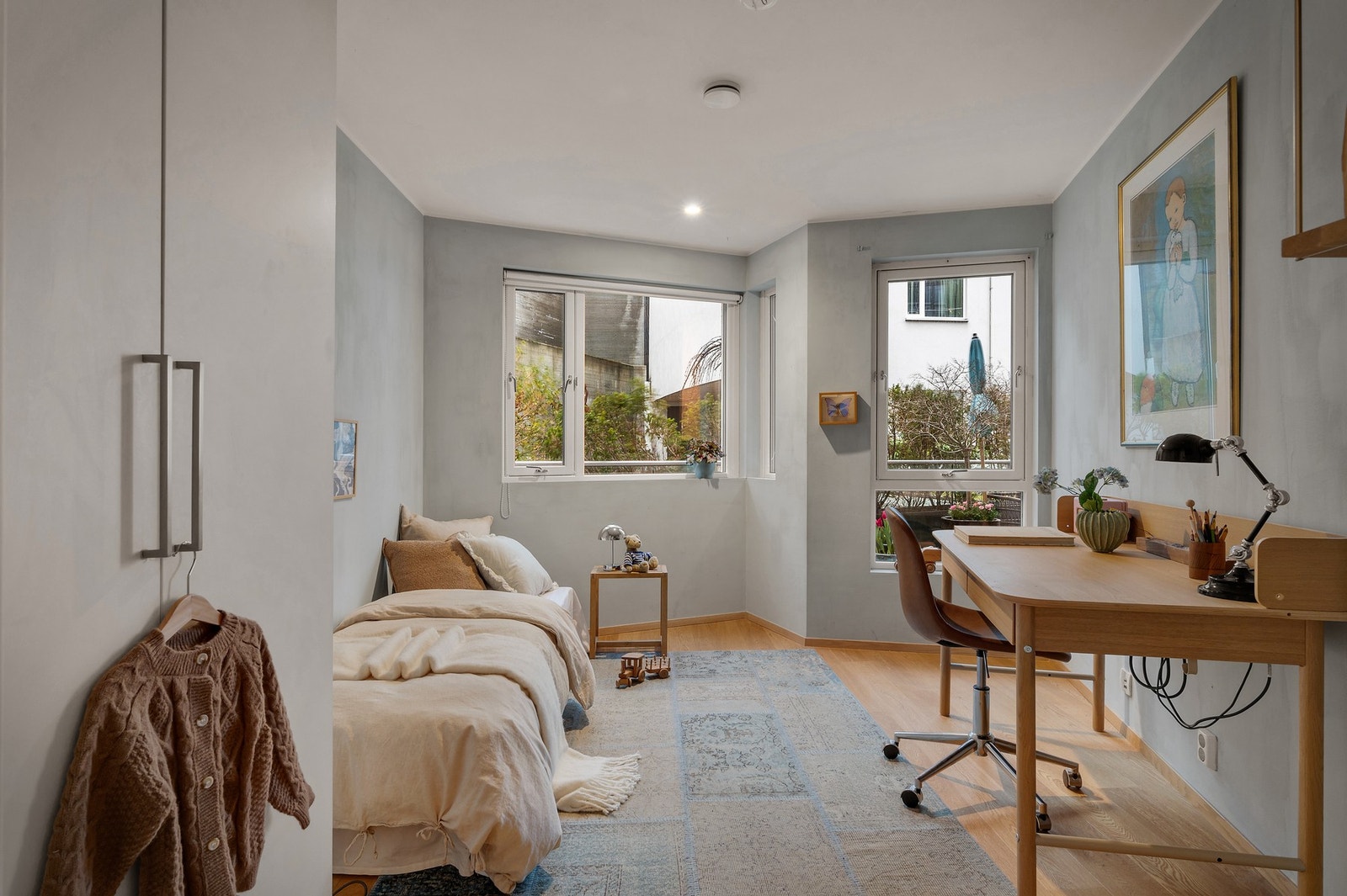 Soverom 2 er på 10,9kvm. Også her har man den flotte eikeparketten Galleribilde