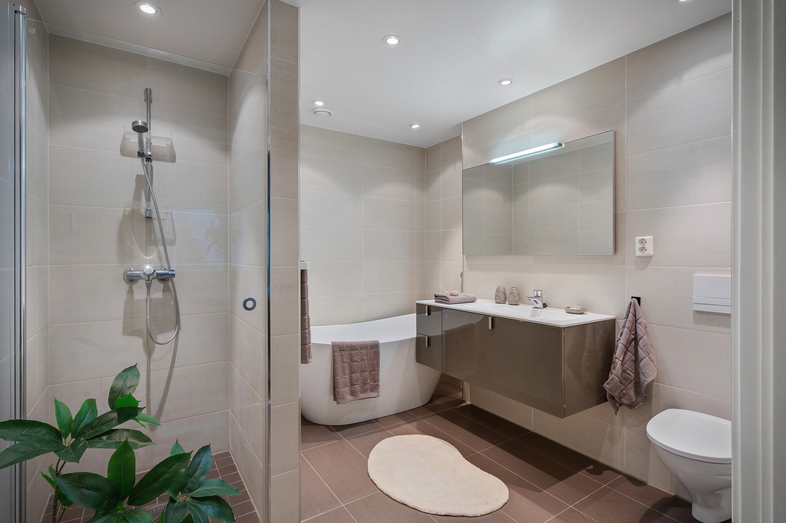 Sjekk her! Spa i eget hjem. Helfliset, sonedusj, badekar og downlights i hele rommet Galleribilde