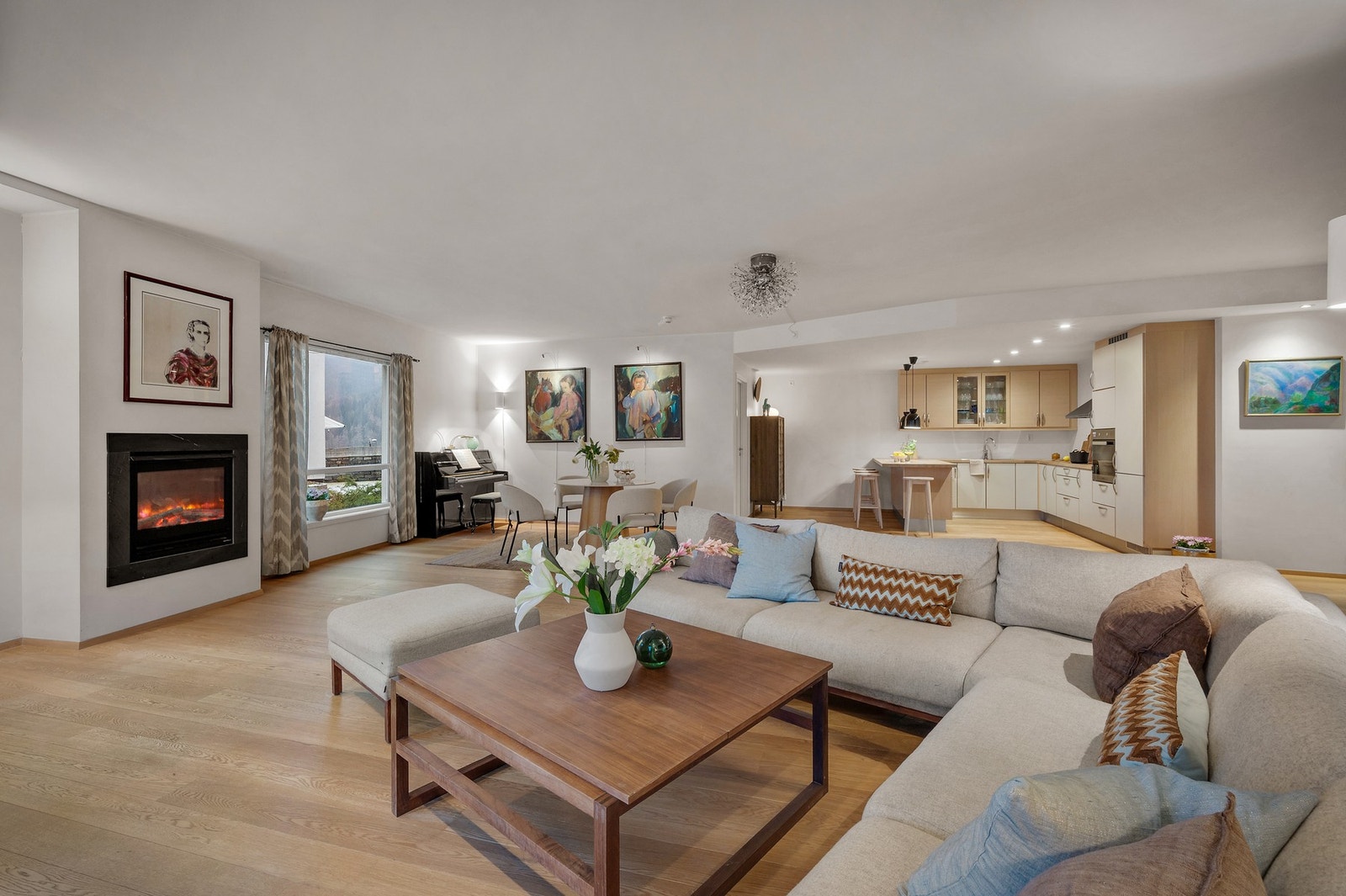 82kvm i stuen gjør at man kan innrede med flere sosiale soner og spisegrupper. Galleribilde