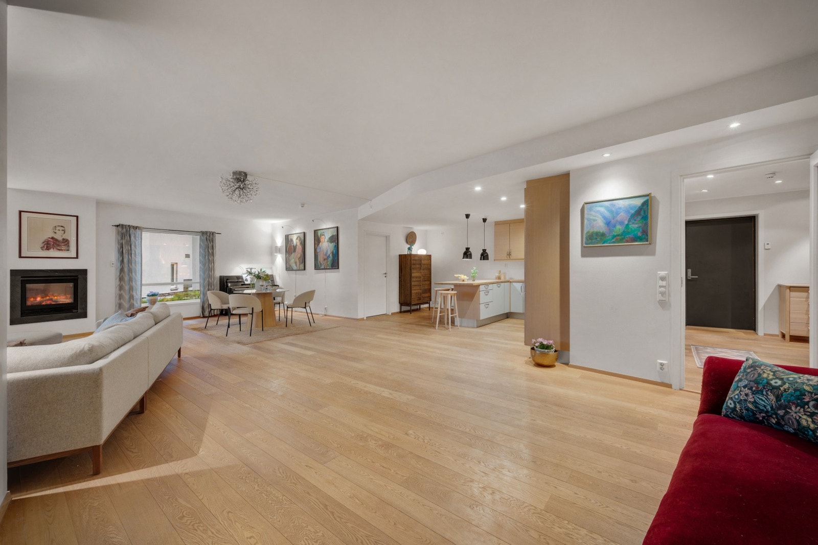 Selger forteller om barnebarn og turnkonkurranse på stuegulvet. Her er det nok plass. Galleribilde