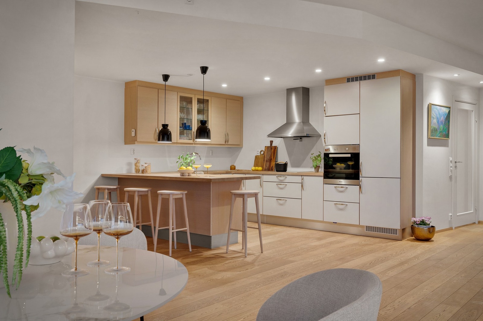 Utsøkt kvalitetskjøkken fra HTH med integrerte Miele-hvitevarer. Galleribilde