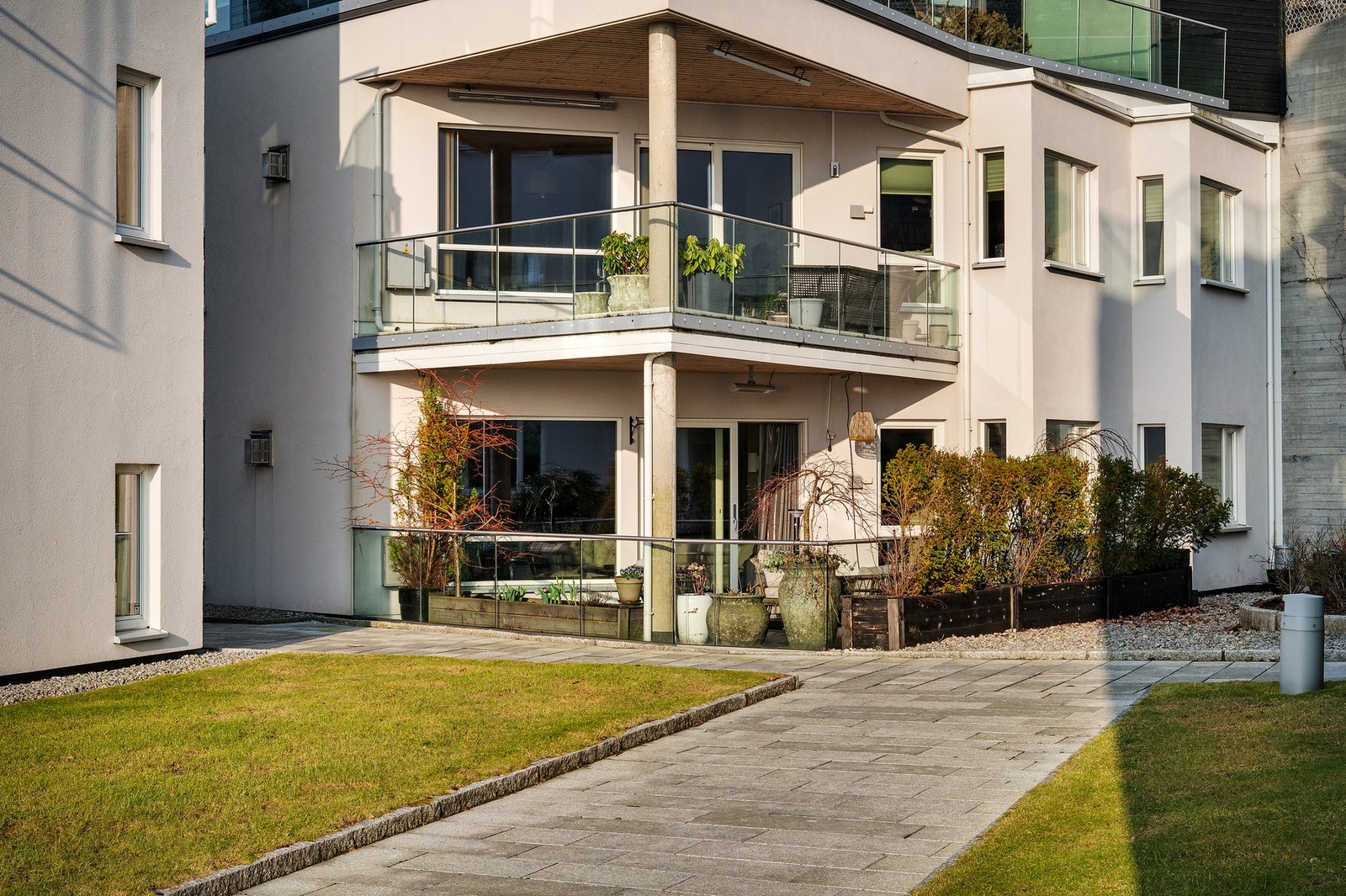 Stor terrasse hvor solen treffer fra ca. kl. 10 til 18 om sommeren. De fleste ankommer sin leilighet gjennom garasjen under og vil ikke gå forbi. Galleribilde
