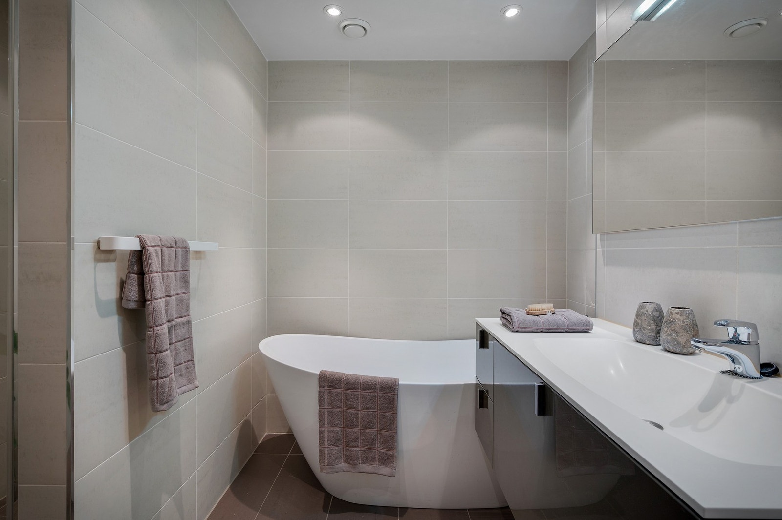 Badekaret er fra Celeste Teramo og ble satt inn i 2022. Her kan man også sette inn dusj i karet v/veggfeste. Galleribilde