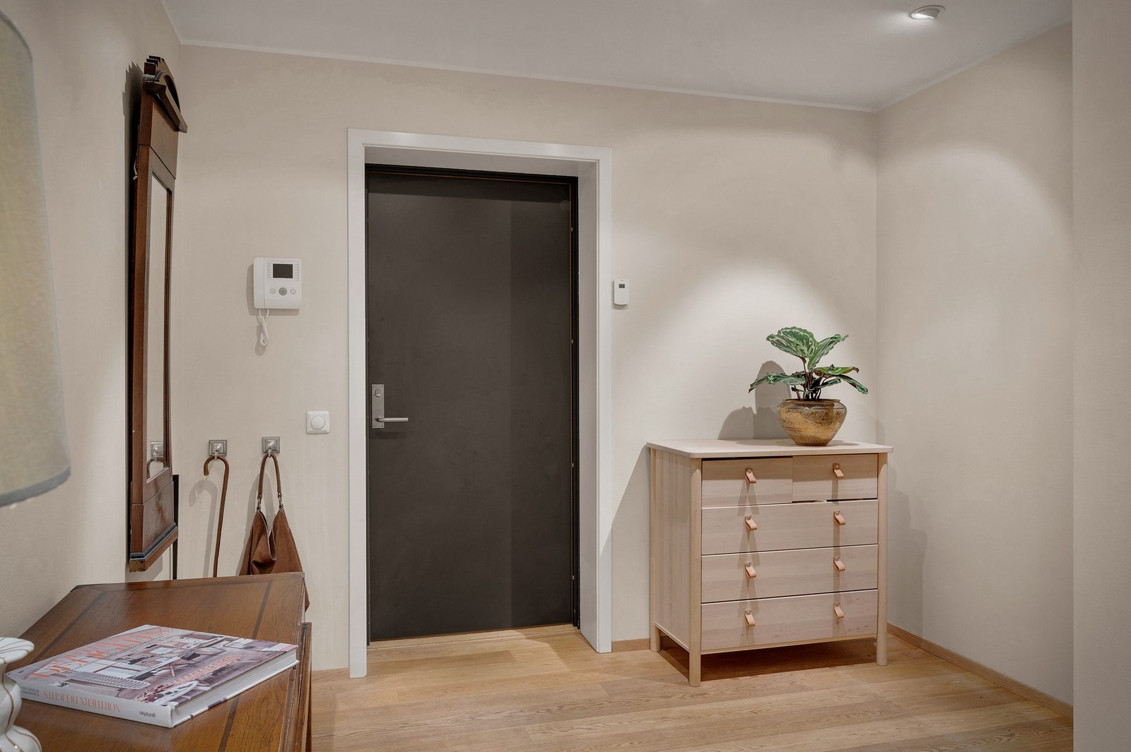 Stort inngangsparti på nesten 10kvm med tilhørende bod/garderoberom. Galleribilde