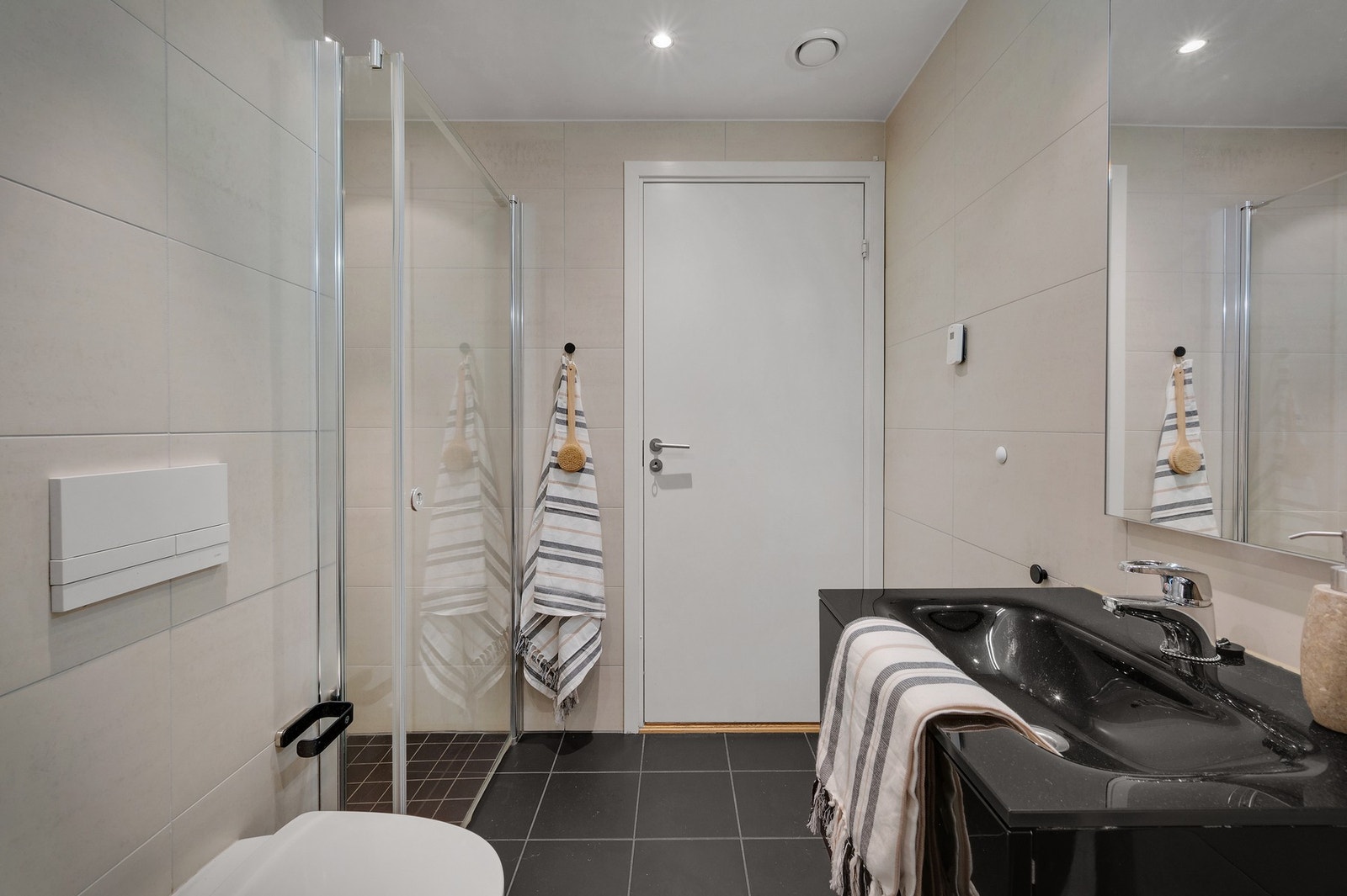 Direkte fra gangen har man boligens andre bad/vaskerom Galleribilde