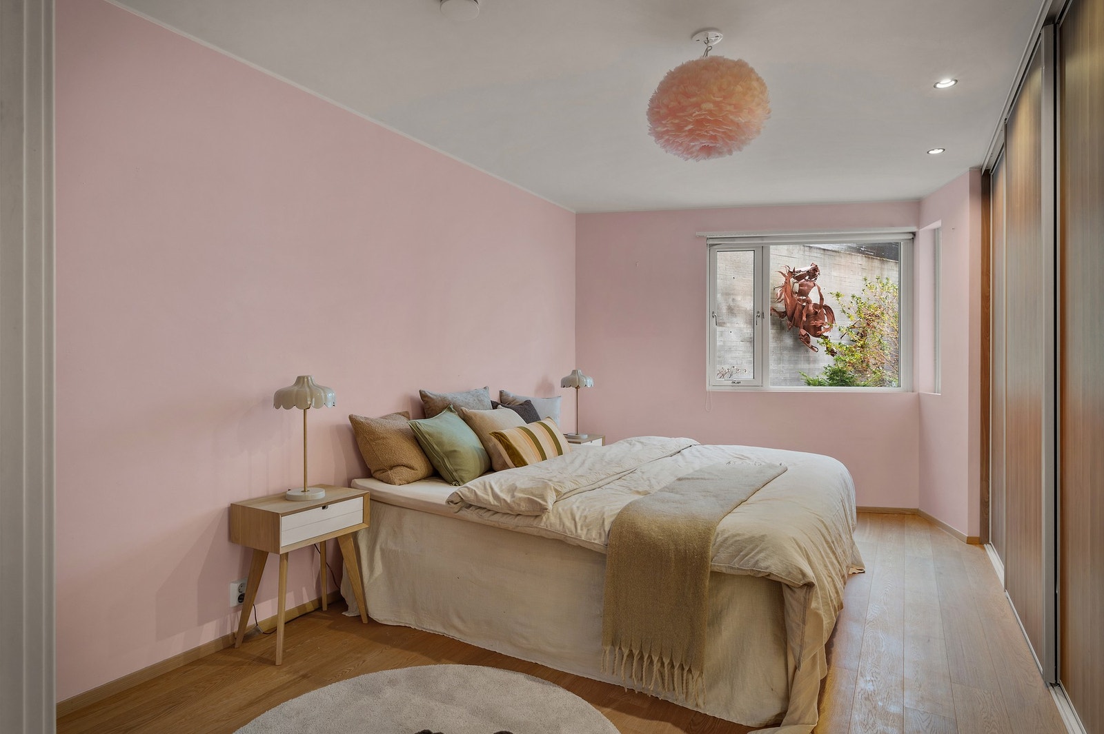 Hovedsoverommet er på nesten 16kvm og har stor integrert garderobe. Galleribilde