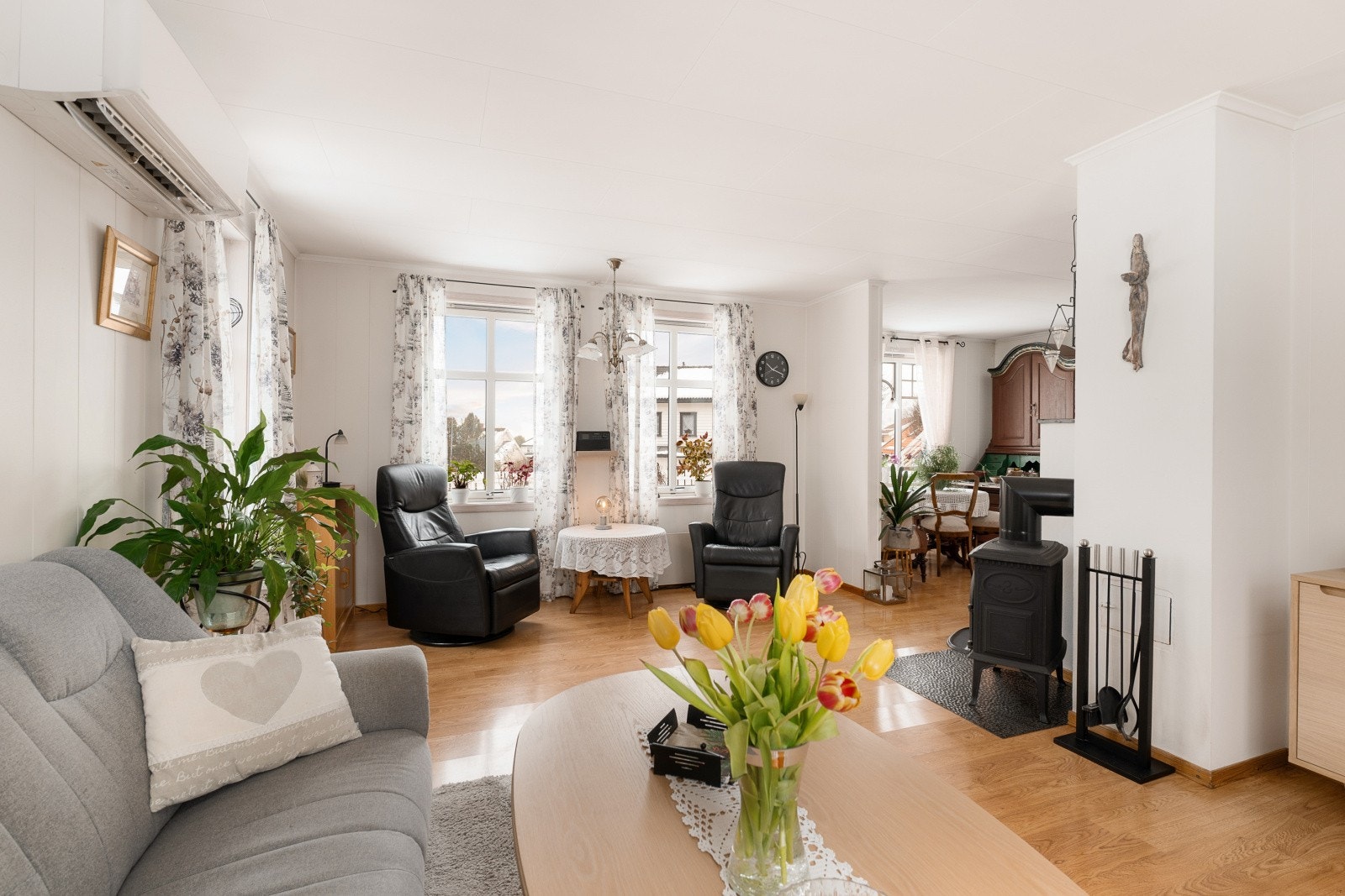 Rommet har en åpen og sosial utforming som binder de ulike sonene sammen på en naturlig måte. Galleribilde