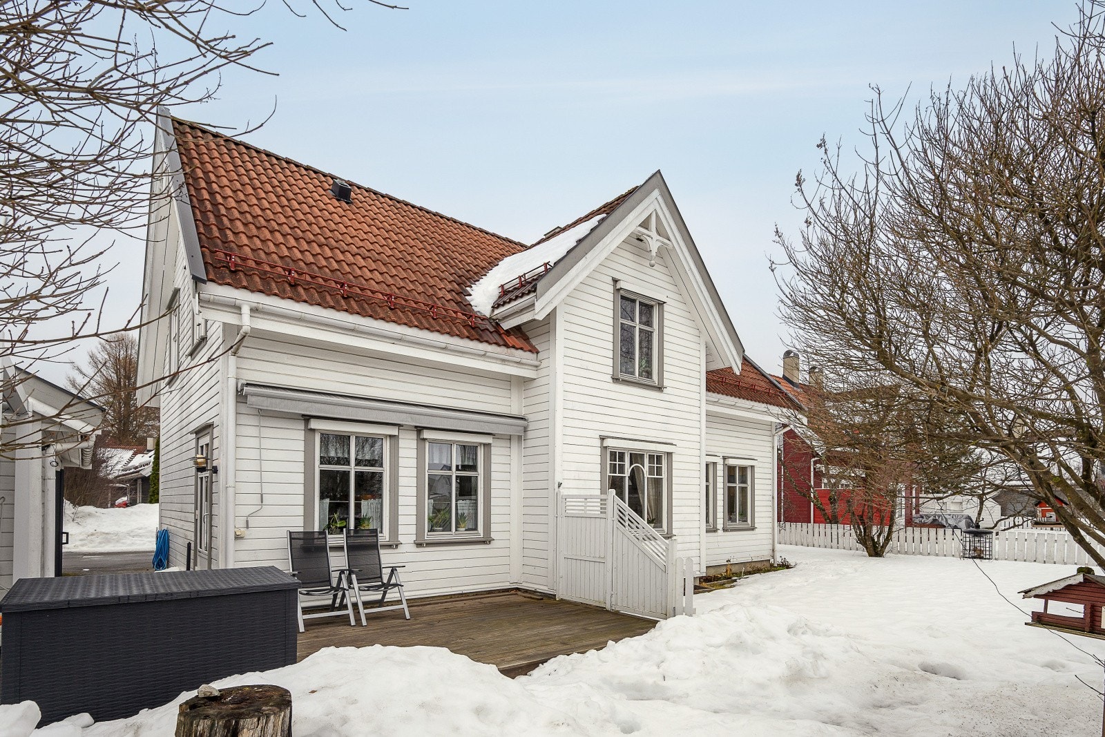 Eiendommen har totalt 40 m² med markterrasser, som gir rikelig med uteplass. Galleribilde