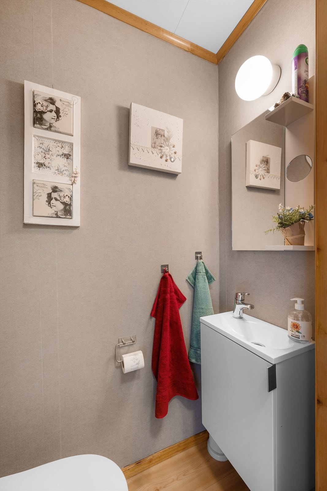 Praktisk toalettrom i første etasje, utstyrt med servant og gulvstående toalett. Galleribilde