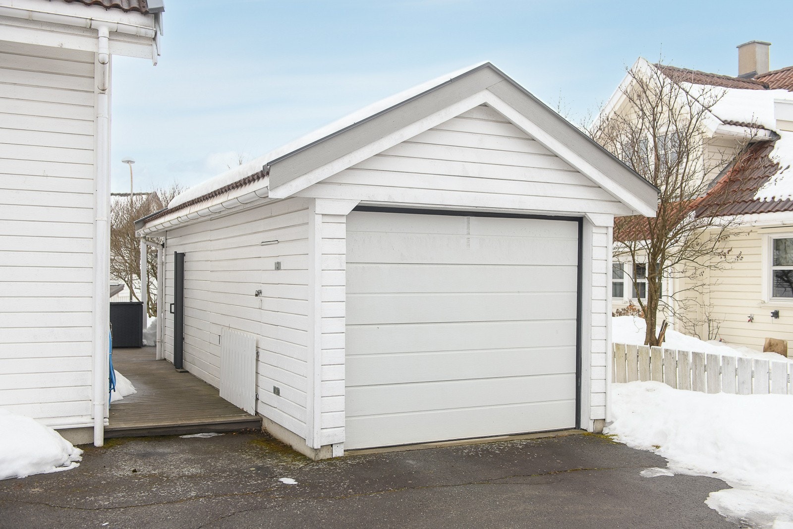 Frittstående garasje på 20 m² med tilhørende bod, oppført i 1996. Galleribilde