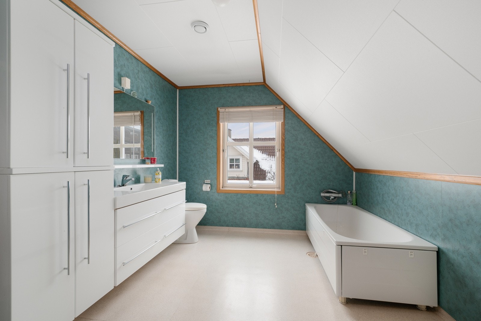 Badet har baderomsplater på veggene og vinylbelgegg på gulv med gulvvarme. Galleribilde