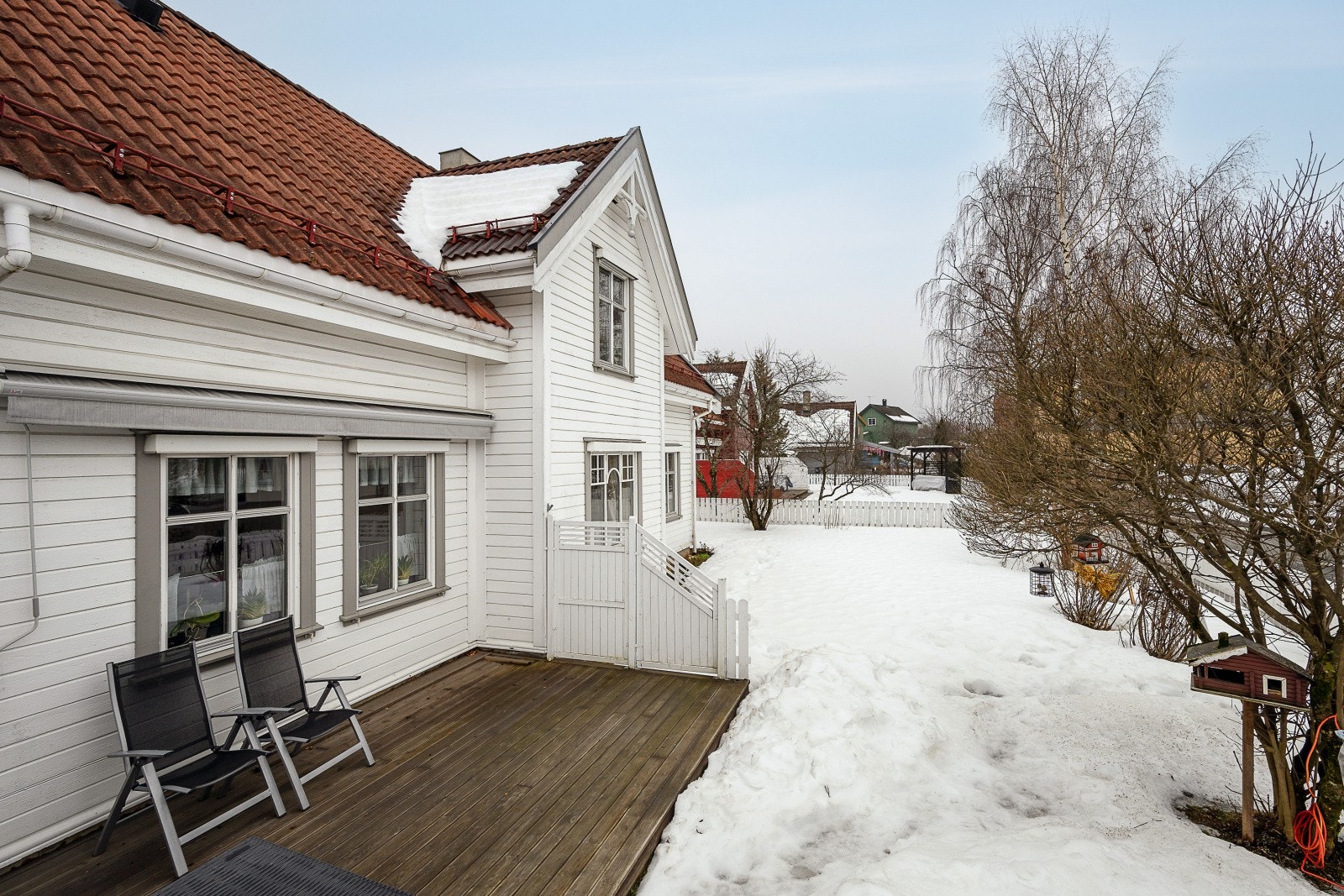 Terrassen utenfor kjøkkenet er bygget med slitesterke møre royal terrassebord. Galleribilde
