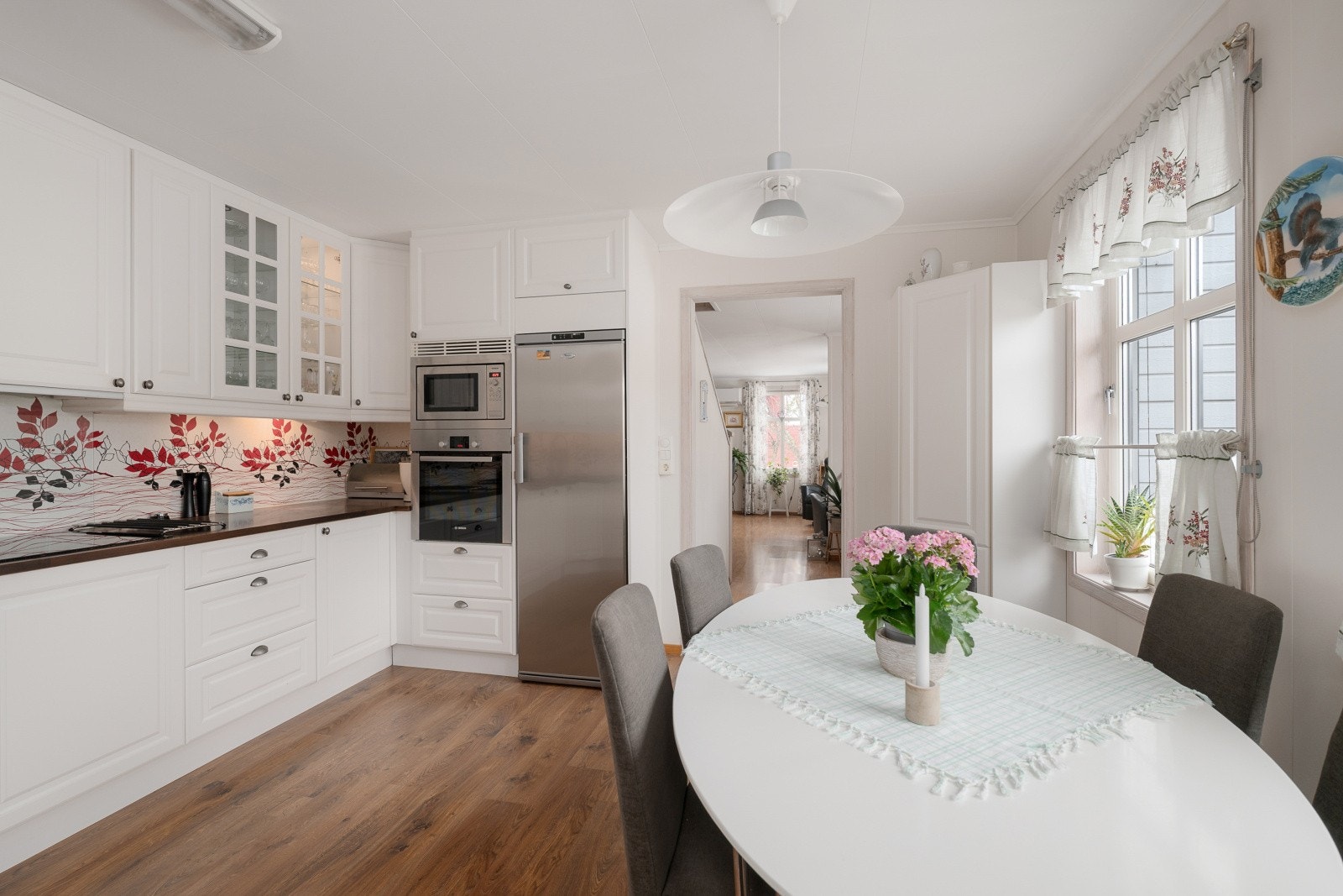 Det er integrerte hvitevarer som oppvaskmaskin, stekeovn, induksjonstopp, micro og plass til frrittstående kjøleskap. Galleribilde