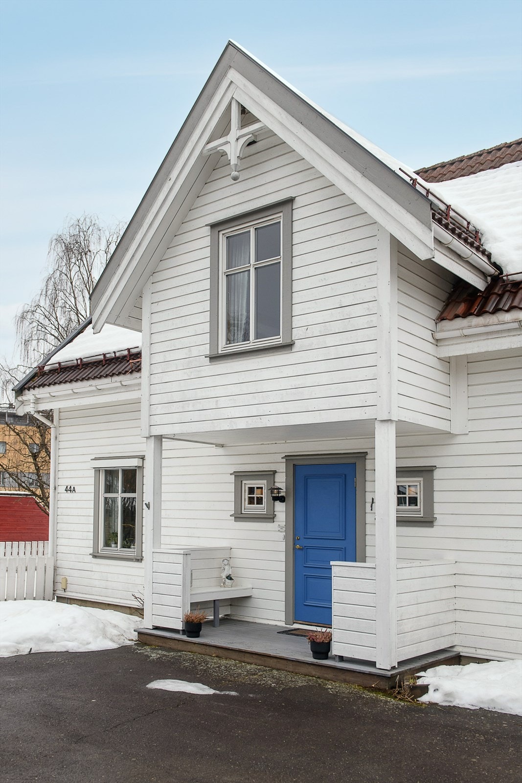 Overbygget inngangsparti med en liten, integrert benk. Galleribilde