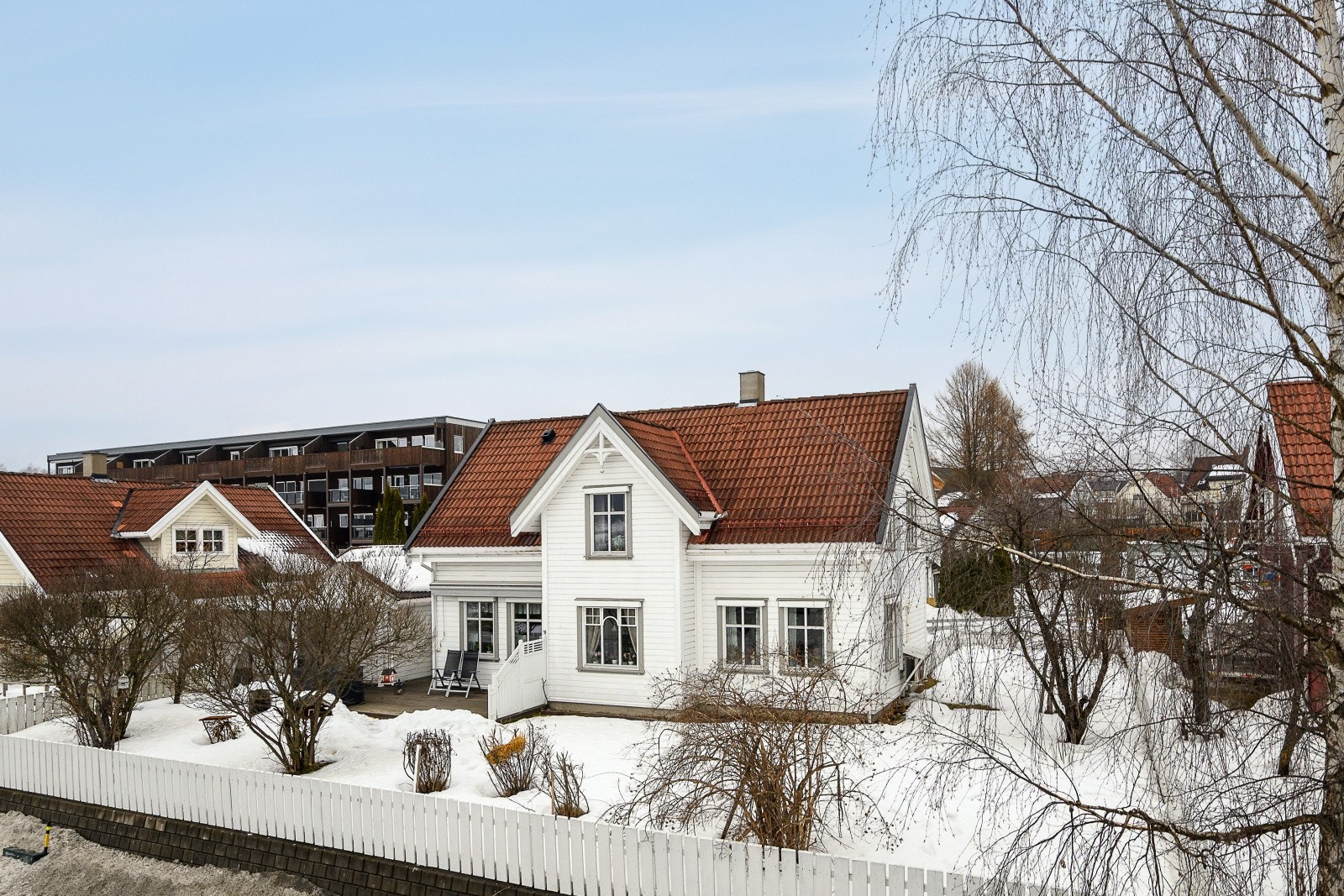 Eiendommen har en klassisk utforming med liggende bordkledning og tak tekket med betongtakstein. Galleribilde
