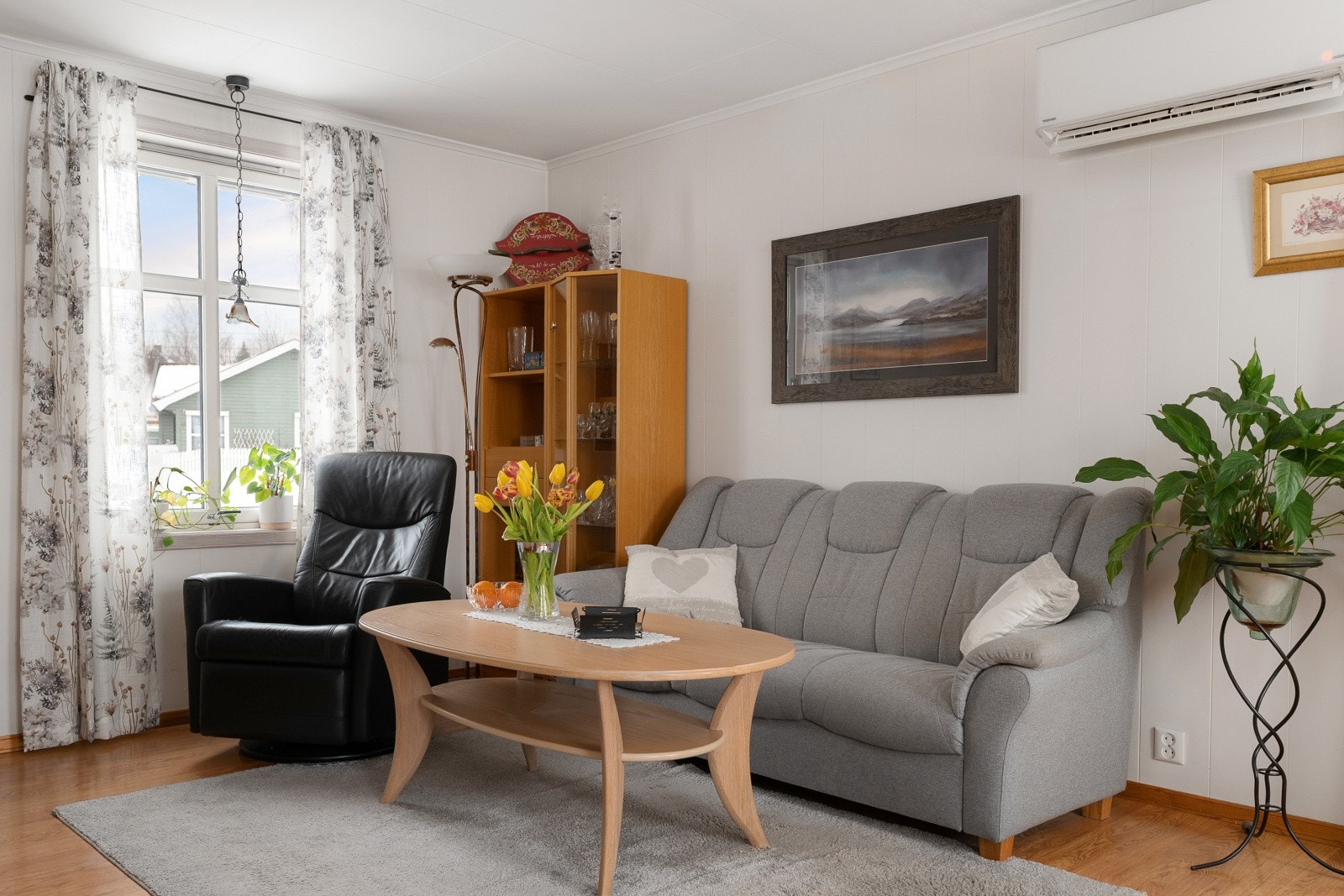 Boligens vinduer er malte trevinduer med 2-lags glass fra byggeåret. Galleribilde