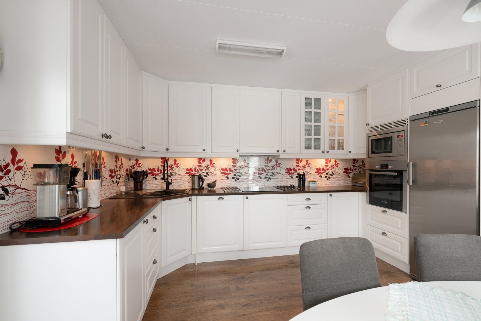 Kjøkkenet har godt med skap og benkeplass samt plass til et frokostbord. Galleribilde