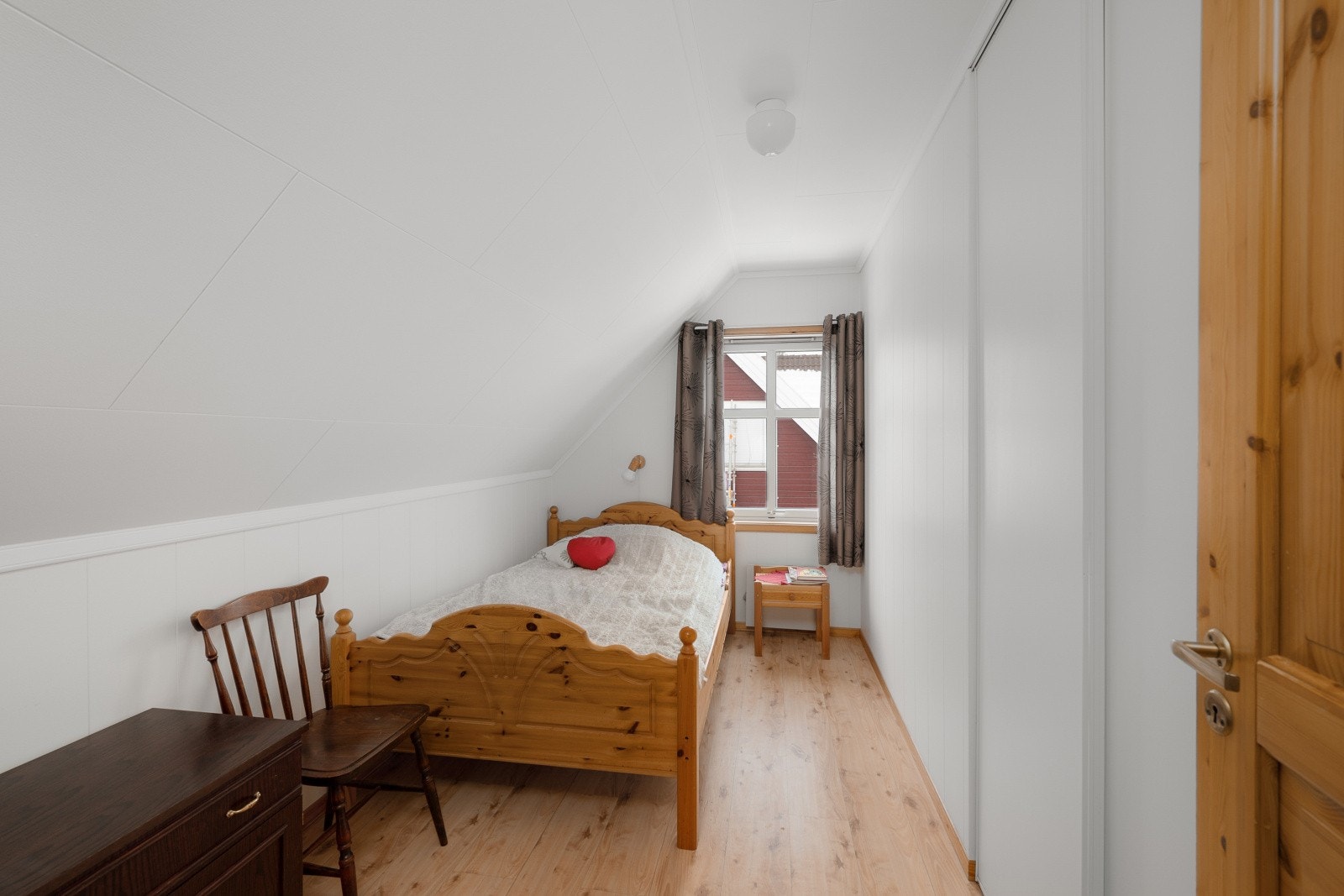 Soverom 2. Her er det også en integrert skyvedørsgarderobe. Galleribilde