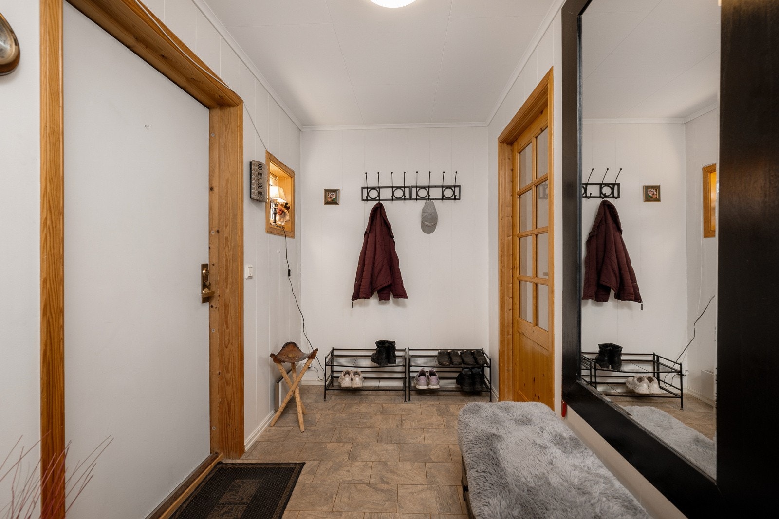 Velkommen inn. Entréen har god plass til å henge fra seg yttertøy. Galleribilde